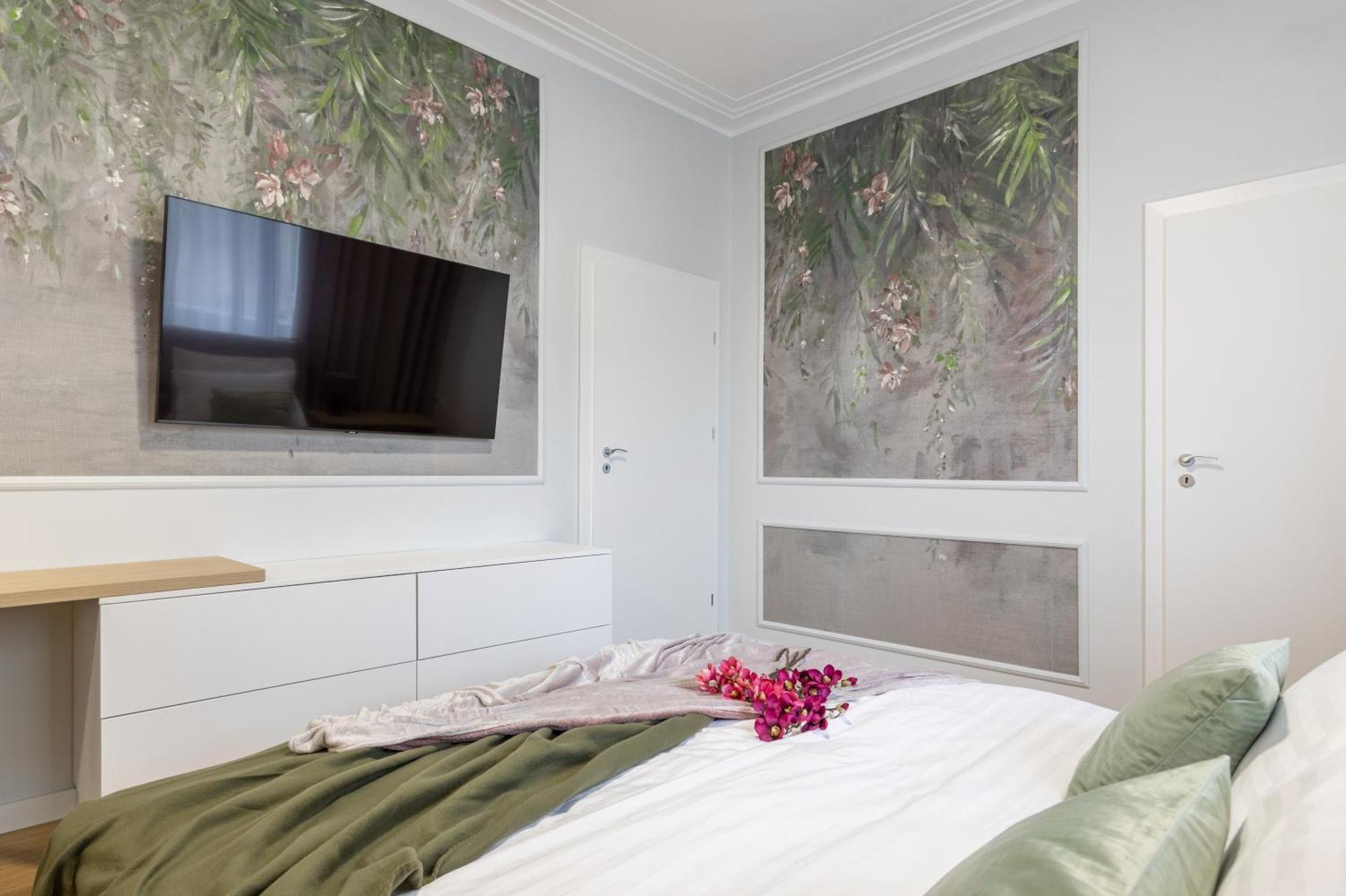 Holt Luxury Piata Romana 2br Urban Sanctuary Bucharest