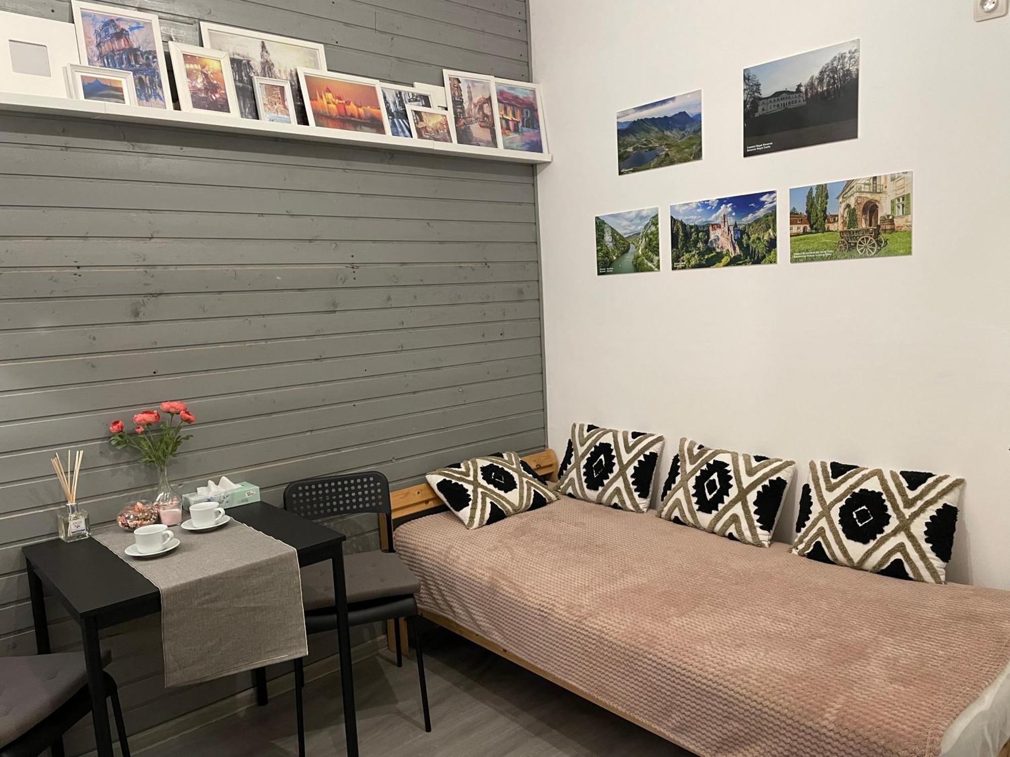 Old Town Impressionist Apartment