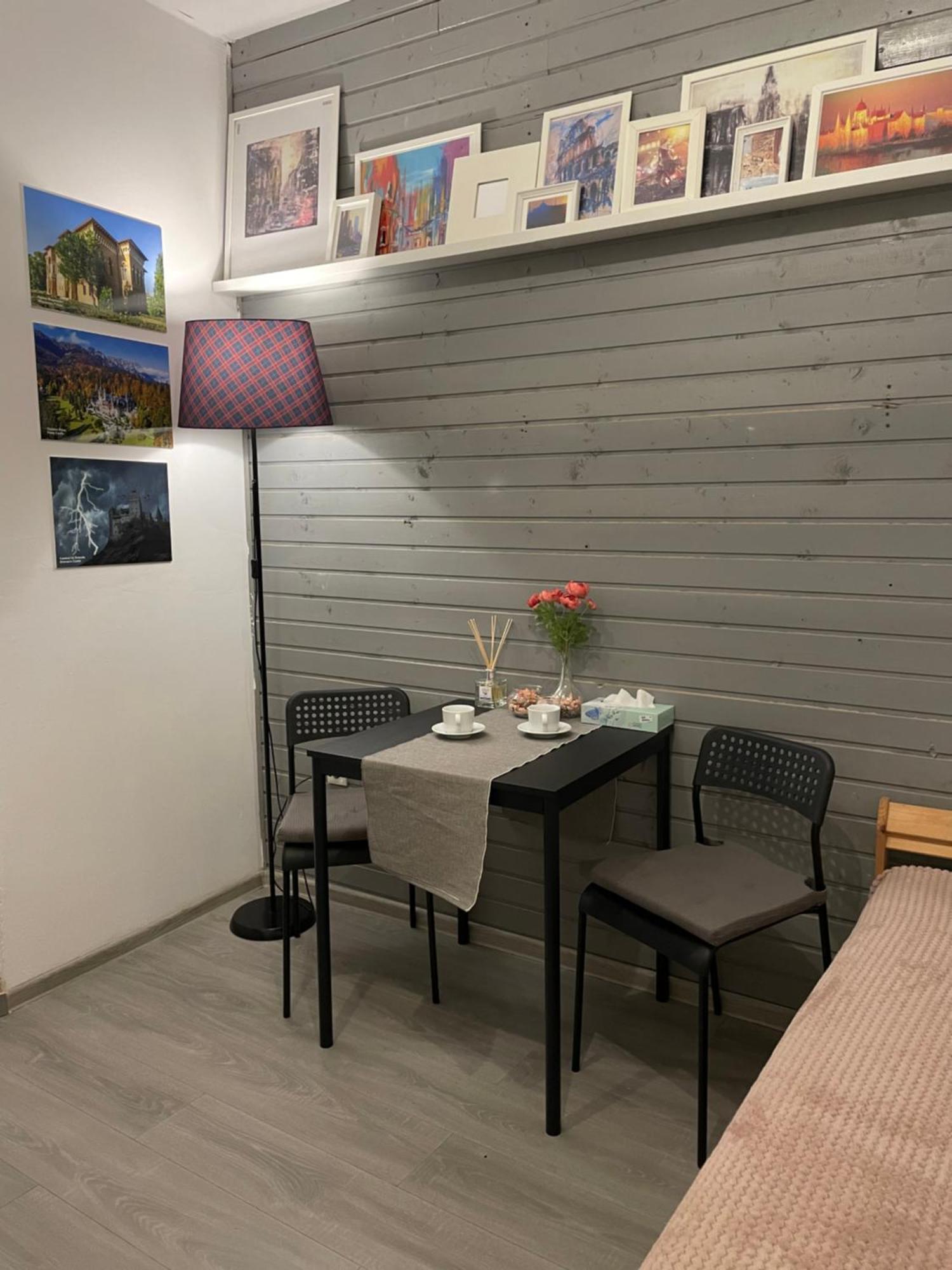 Old Town Impressionist Apartment