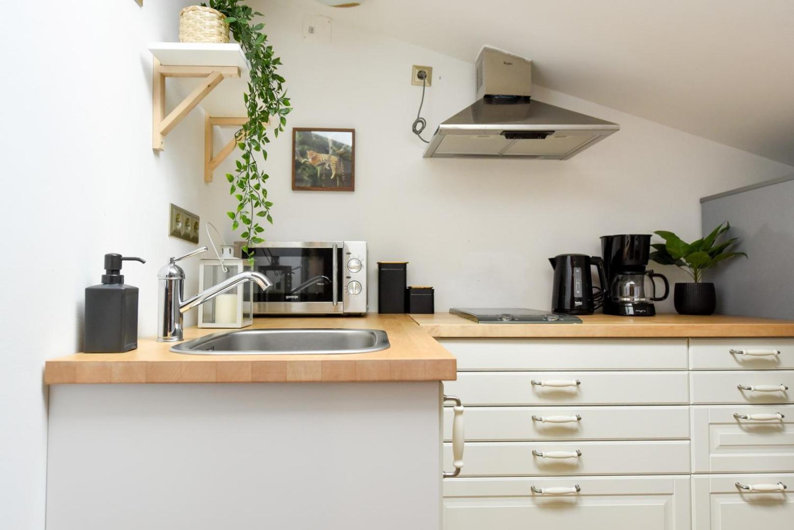 Historic Charm, Modern Comfort - In The Heart Of The Old Town Apartment *