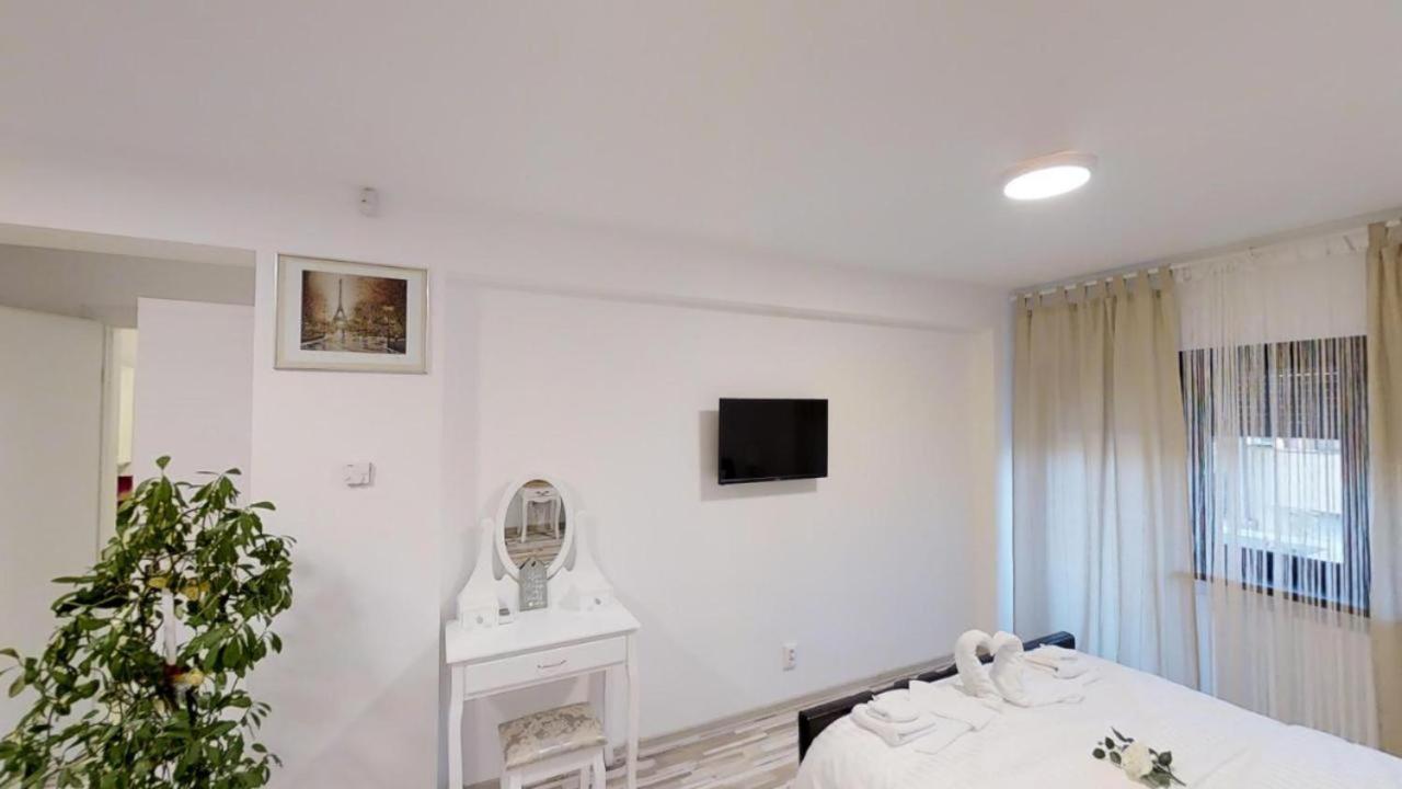 Sun Apartment *
