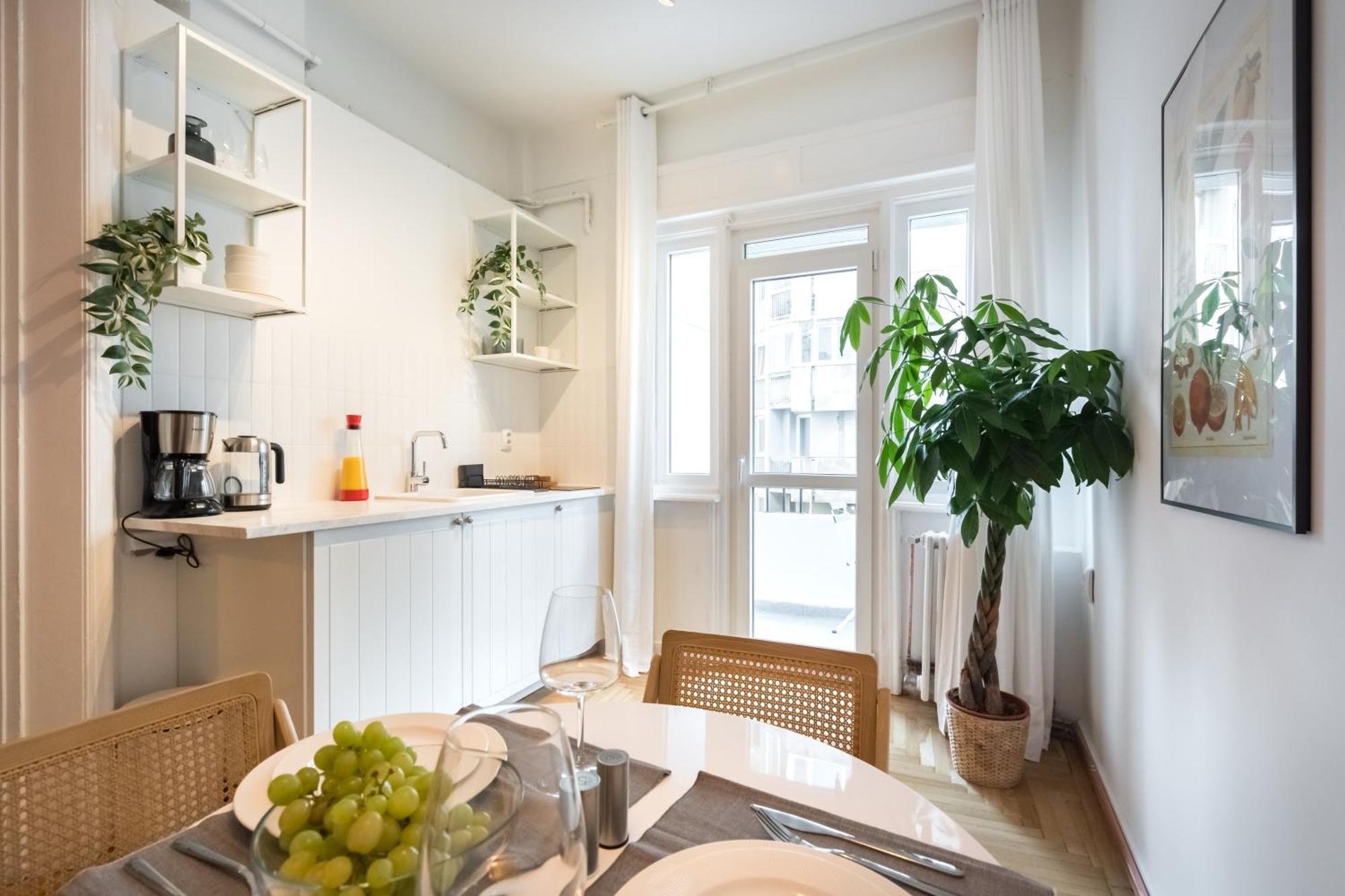 Apartment Cismigiu Serenity: 1br Flat With Scenic Balcony