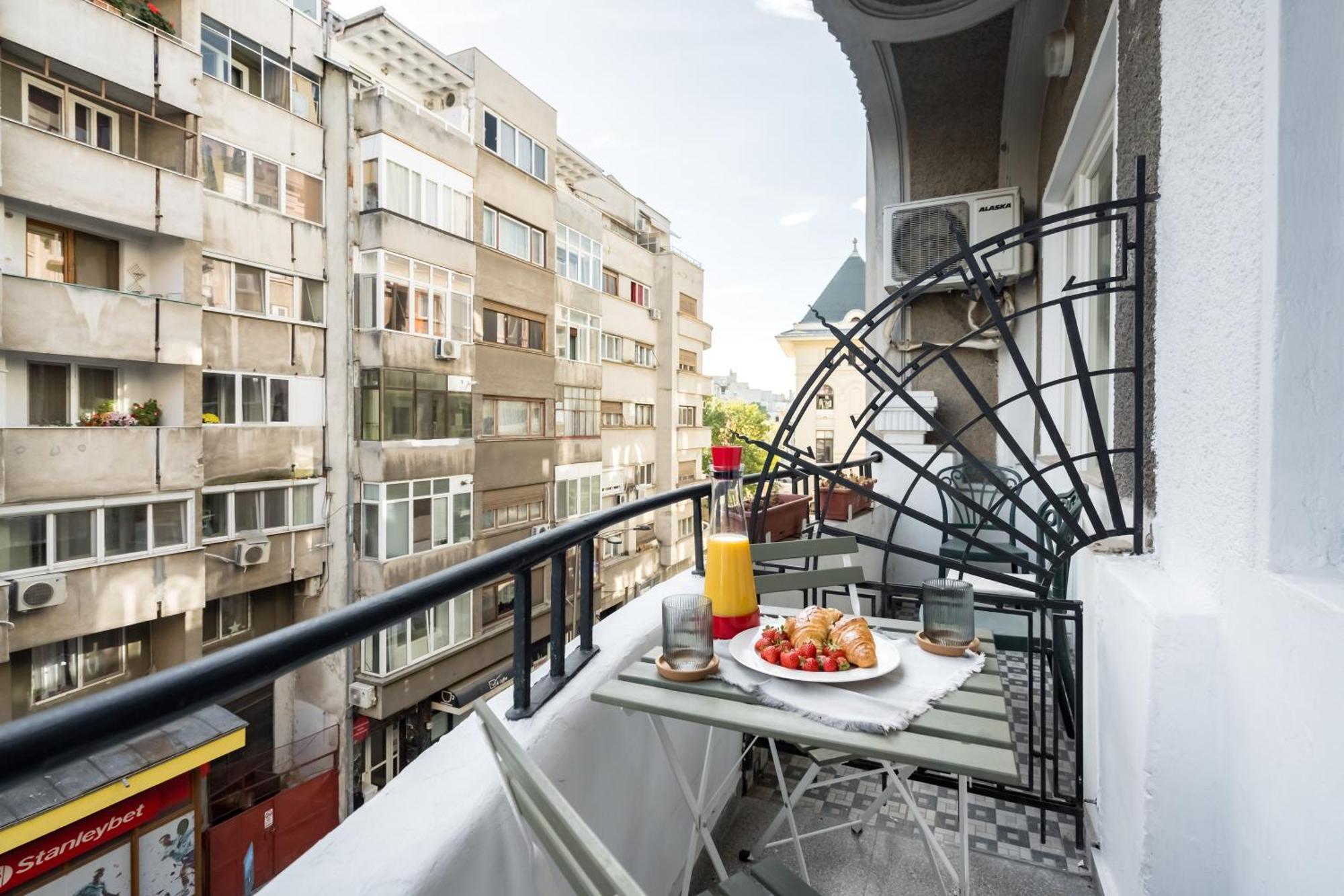 Cismigiu Serenity: 1br Flat With Scenic Balcony Apartment