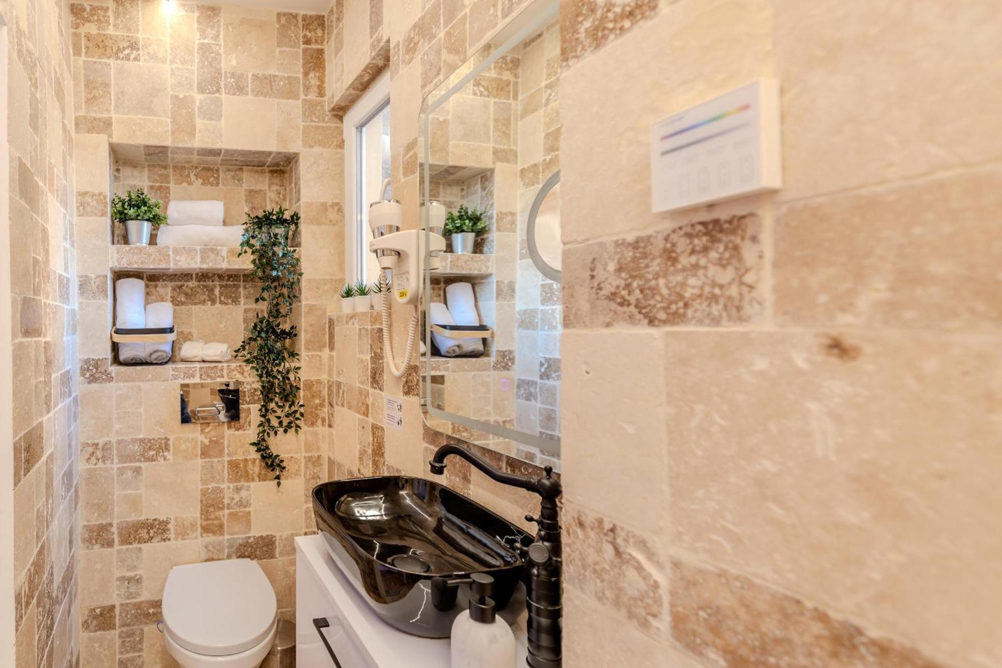 Apartment Luxury & Comfort: Smart 2br-apt At Unirii Square Bucharest