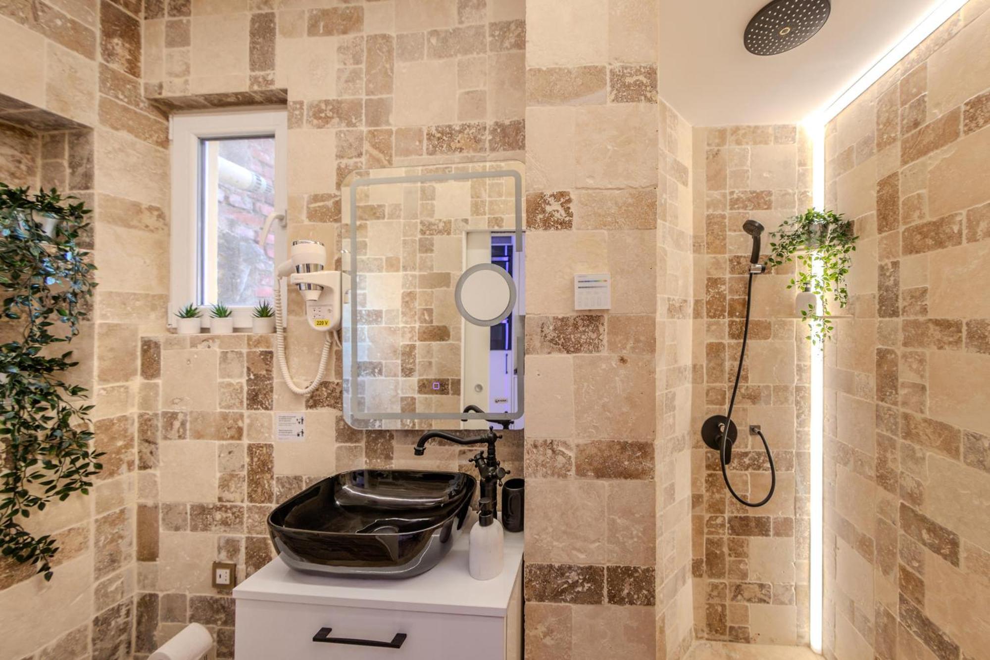 Luxury & Comfort: Smart 2br-apt At Unirii Square Bucharest