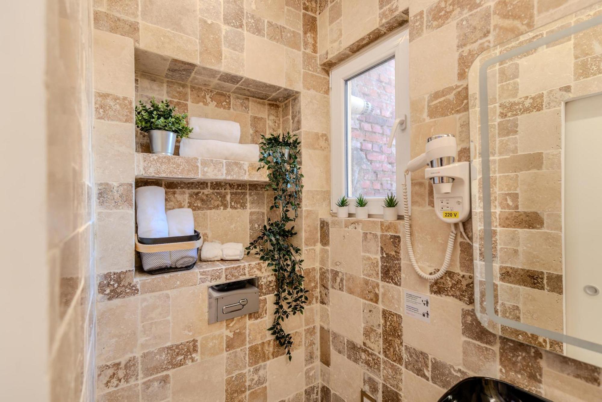 Apartment Luxury & Comfort: Smart 2br-apt At Unirii Square