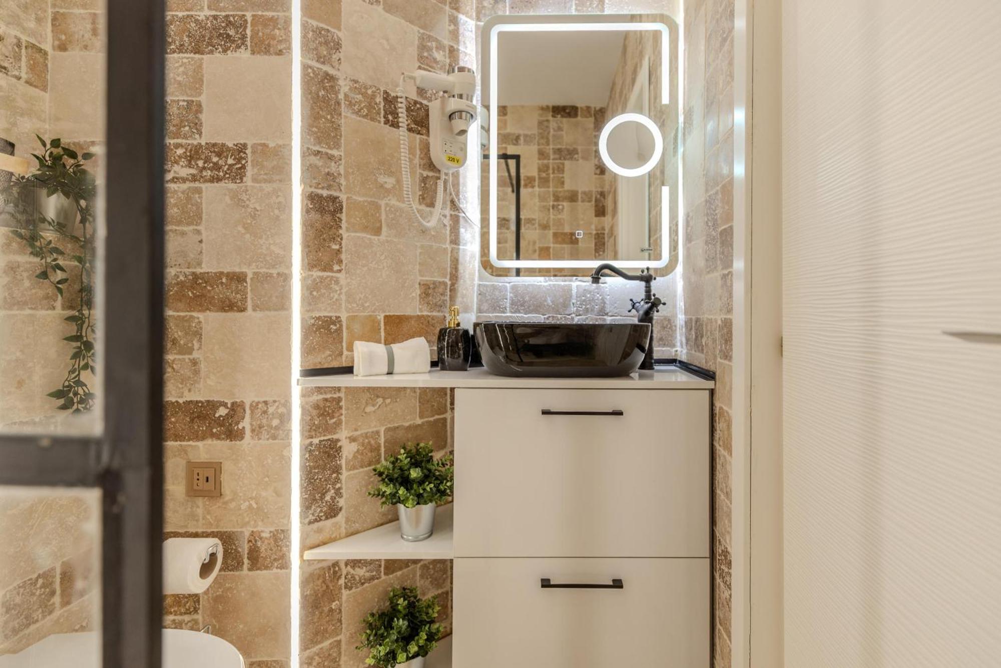 Apartment Luxury & Comfort: Smart 2br-apt At Unirii Square