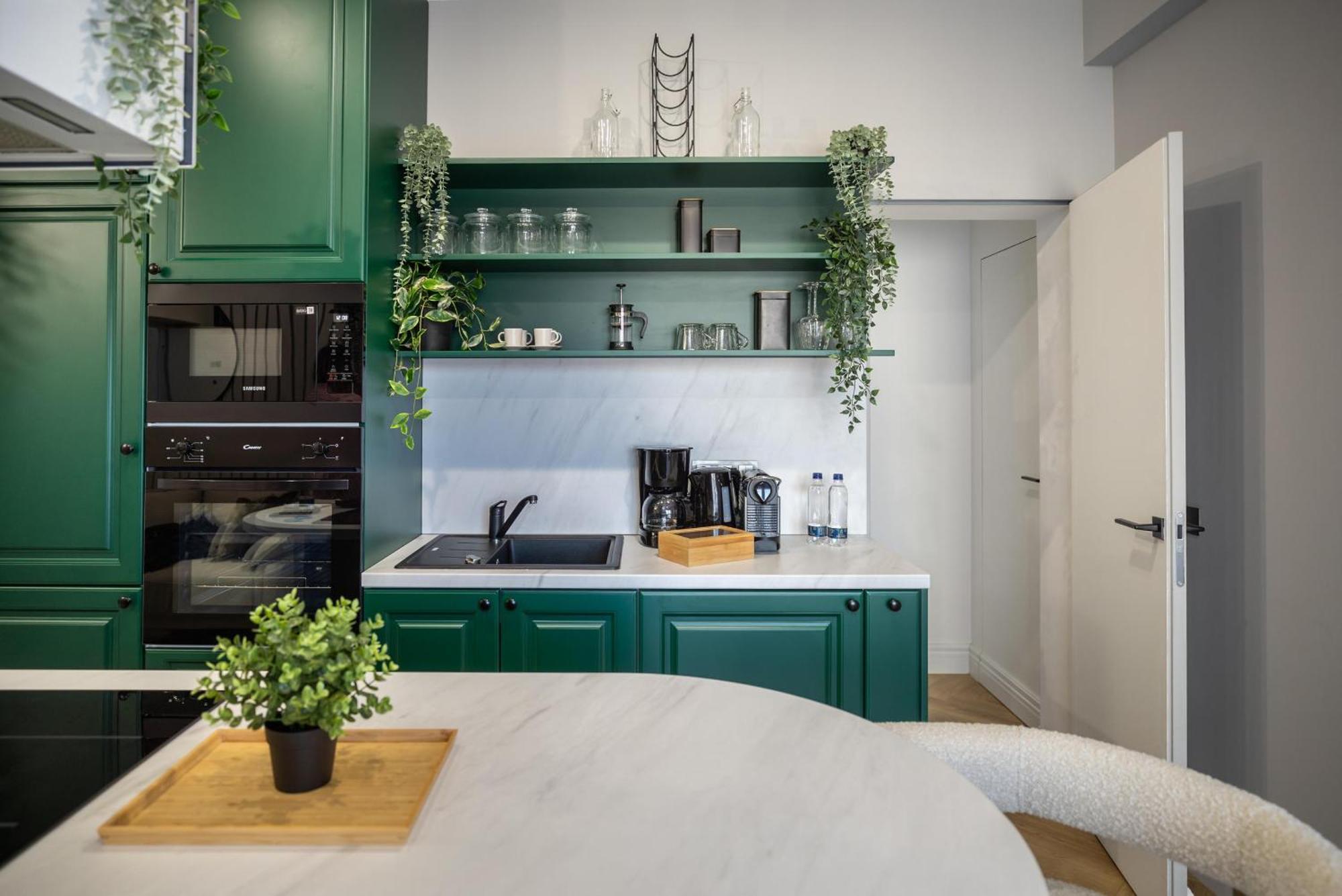 Old Town Emerald - Chic 1br With Balcony