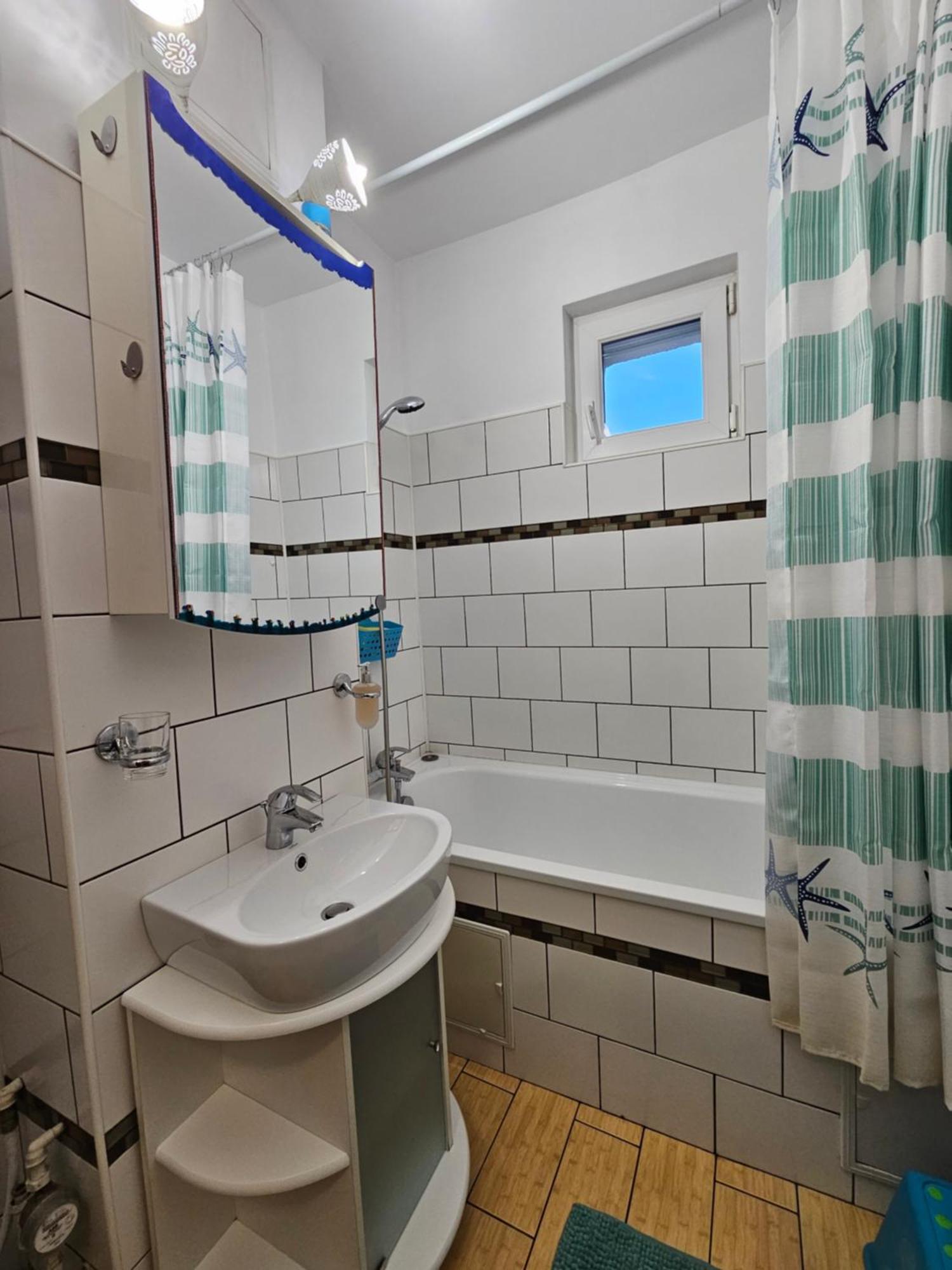Apartamento Cosy Close To Center With Parking Lot Bucareste