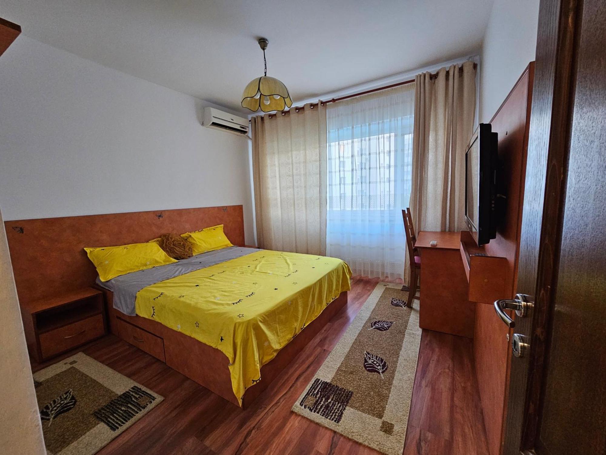 Cosy Close To Center With Parking Lot