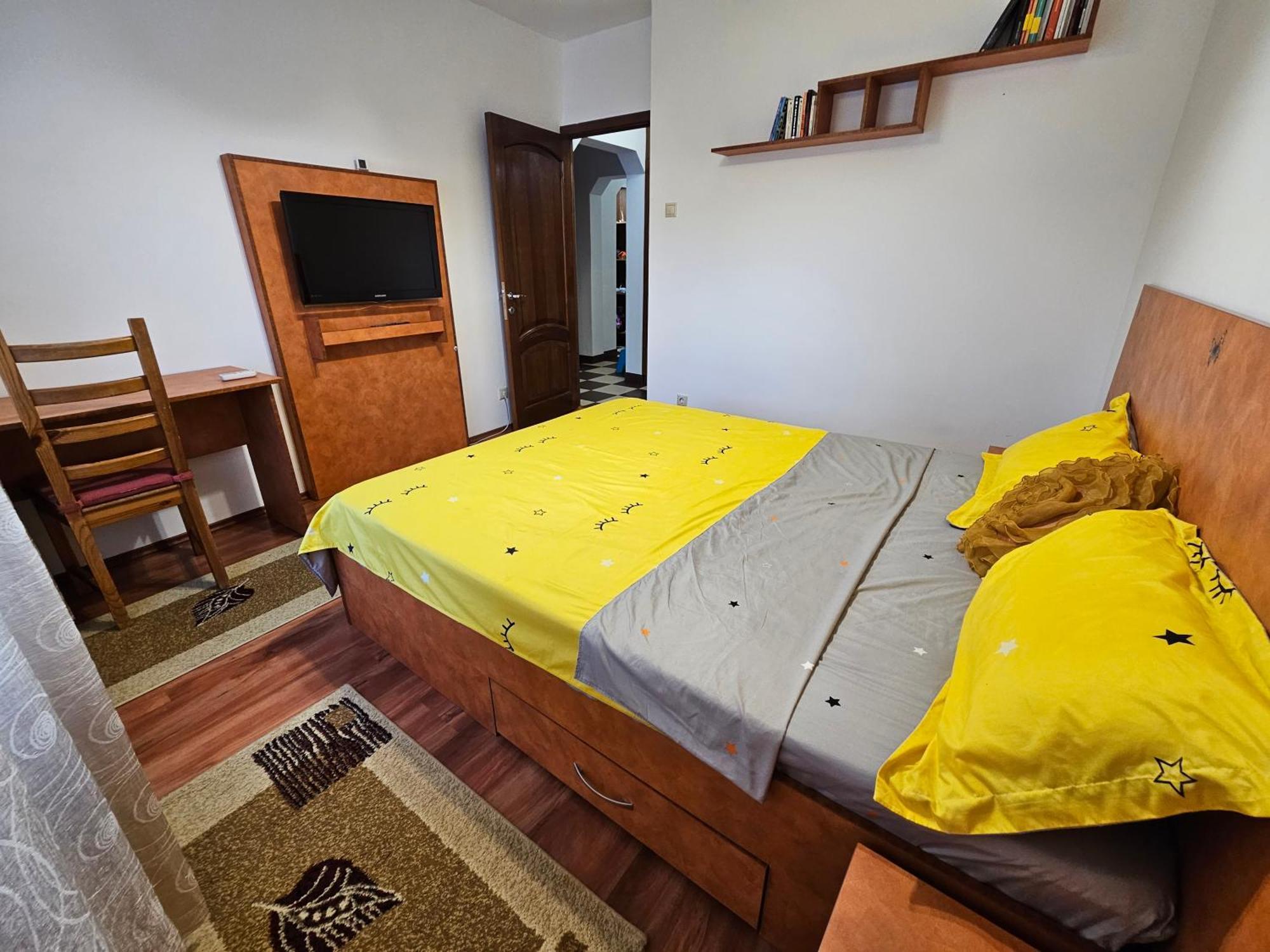 Cosy Close To Center With Parking Lot
