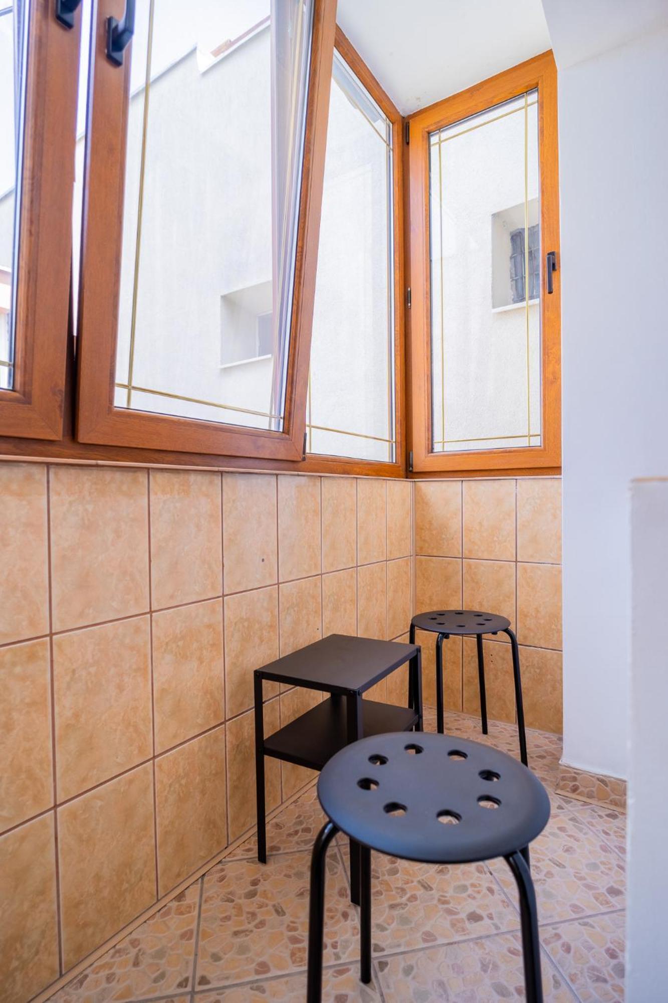 Serene 1br With Workspace *