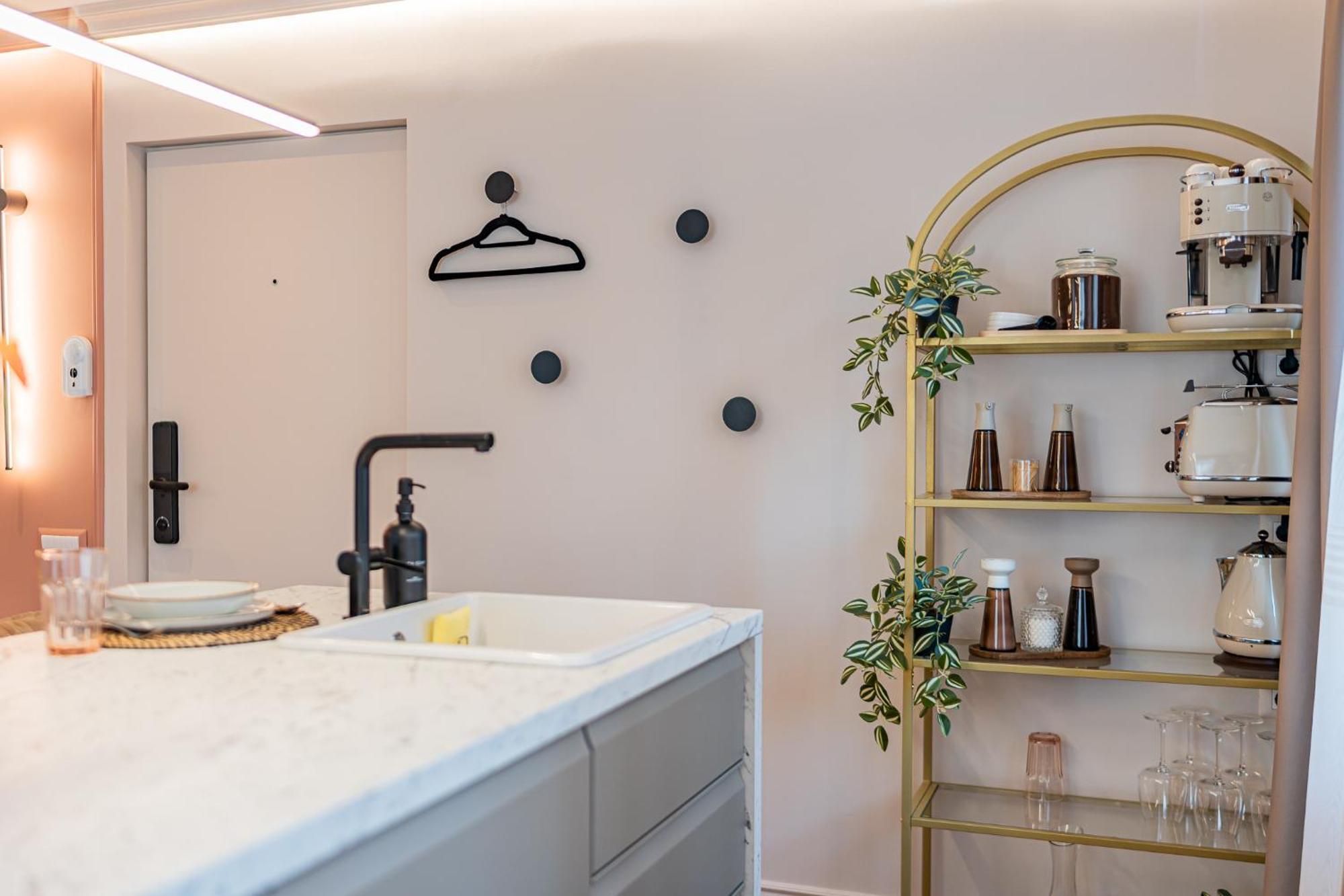 Pink Perfection - One-bedroom Gemstone Oasis Apartment *