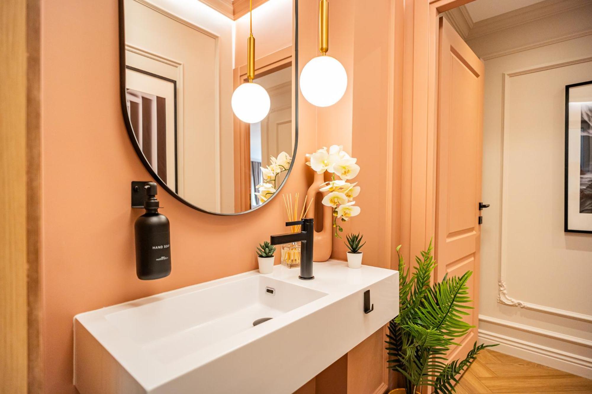 Pink Perfection - One-bedroom Gemstone Oasis Apartment Bucharest