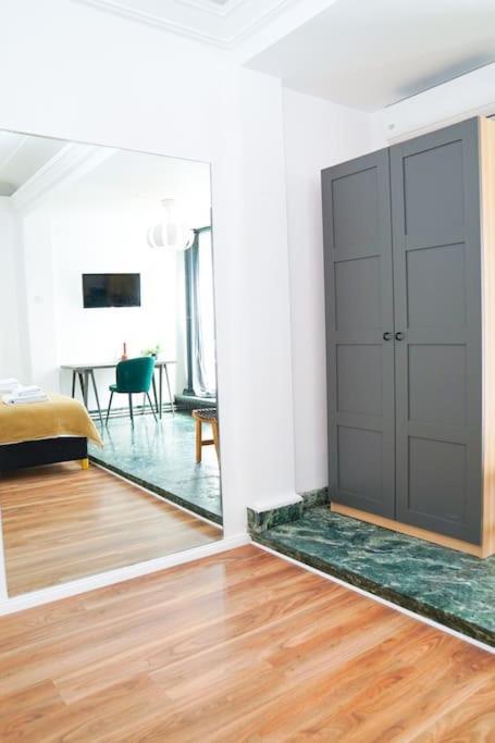 Chic Urbana: 140sqm 5-bedroom Downtown Gem Apartament Bucureşti