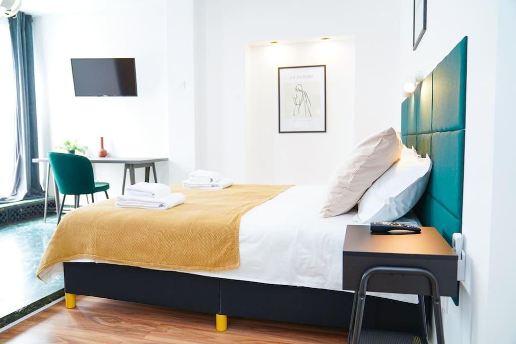 Apartment Chic Urbana: 140sqm 5-bedroom Downtown Gem