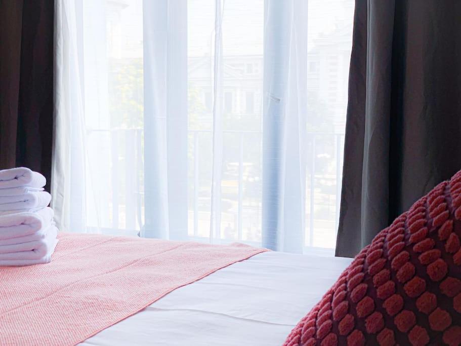 Chic Urbana: 140sqm 5-bedroom Downtown Gem *