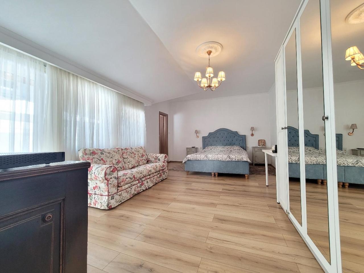 Petit Paris City Center Romexpo Therme Herastrau * Bucharest