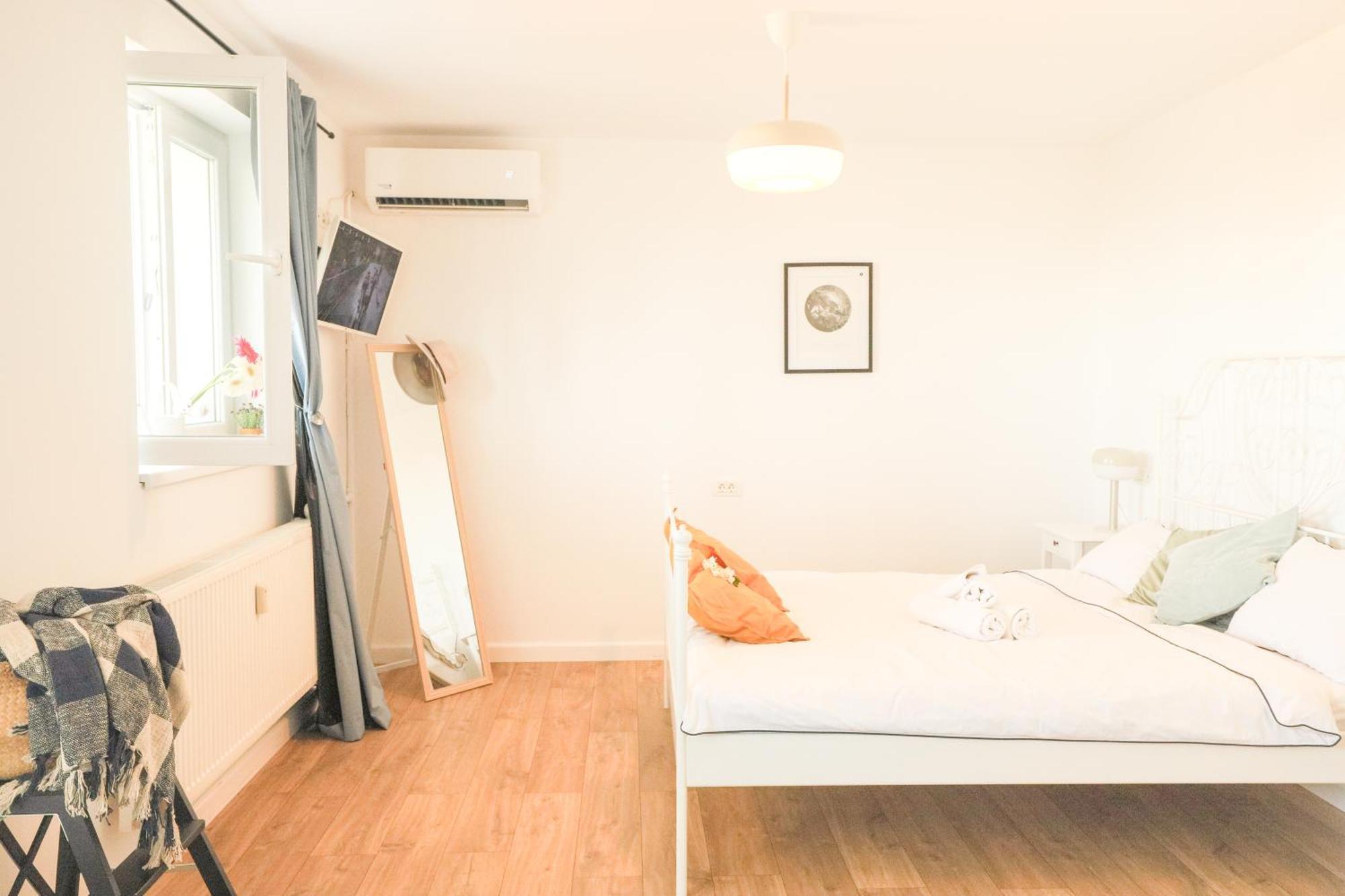 Spectacular View Over The City - Dorobanti Studio Apartment Bucharest