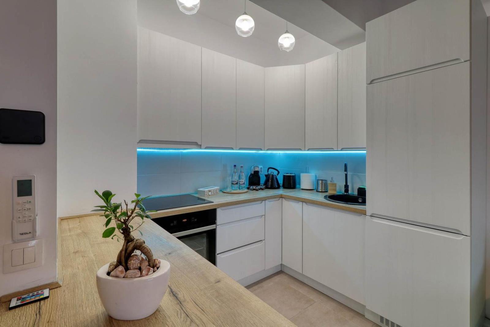 Relaxation Station: Cozy With Smart Features Near Ior Park *