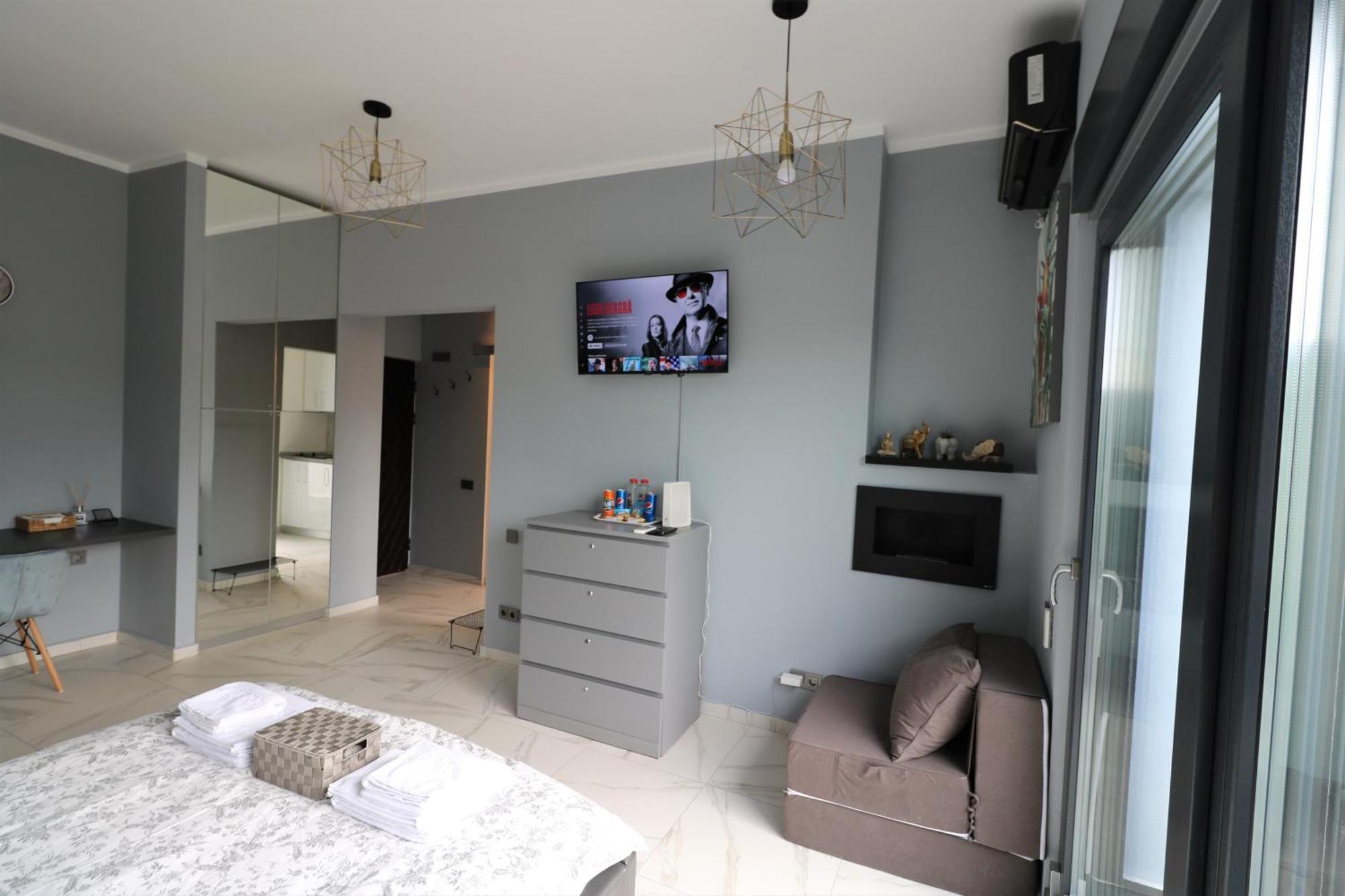 Deluxe Skyline Retreat - Old Town Apartment Bucharest