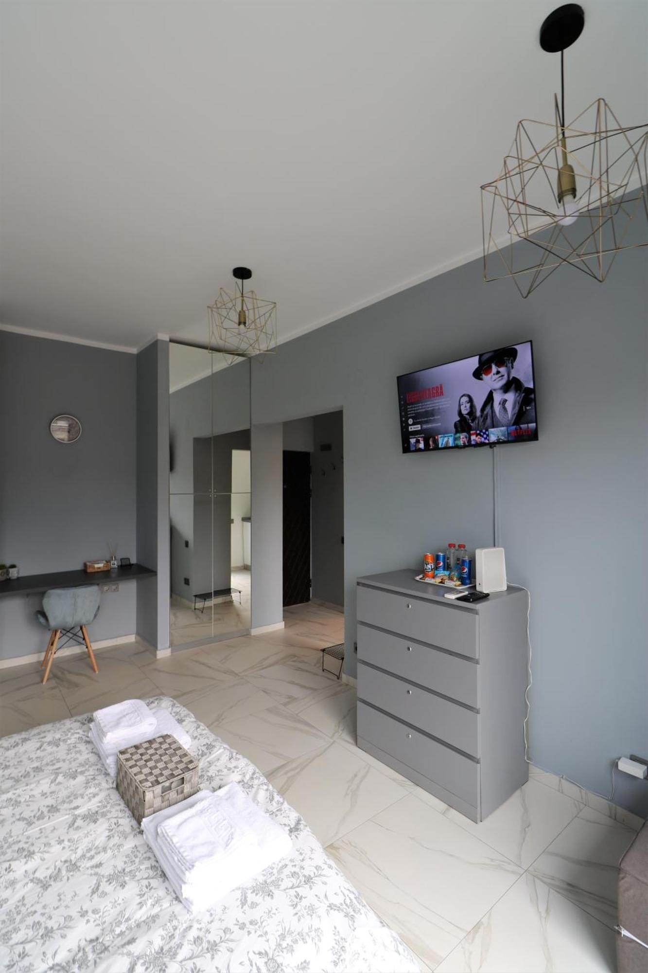 Deluxe Skyline Retreat - Old Town Apartment