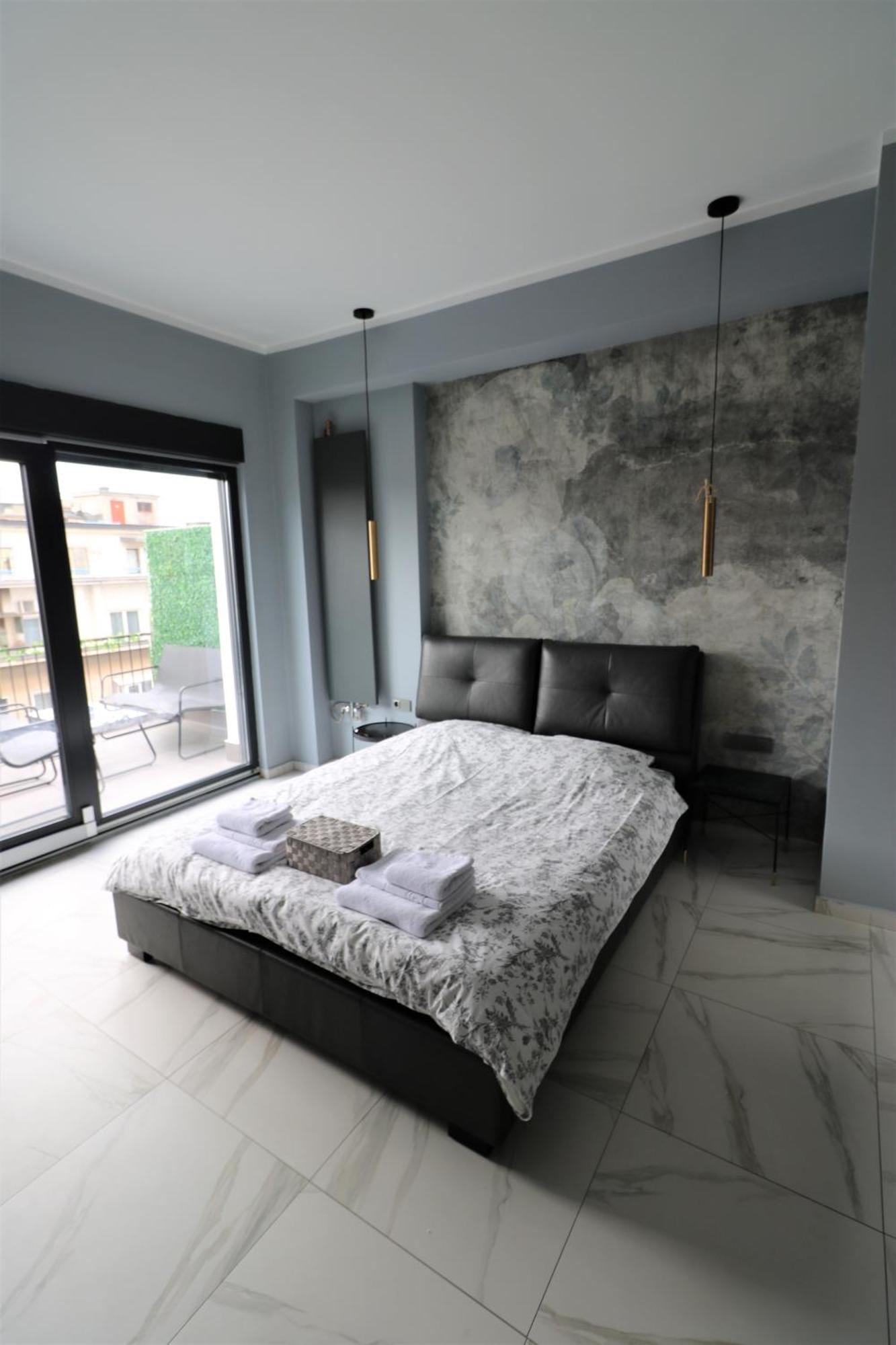 Deluxe Skyline Retreat - Old Town Apartment *