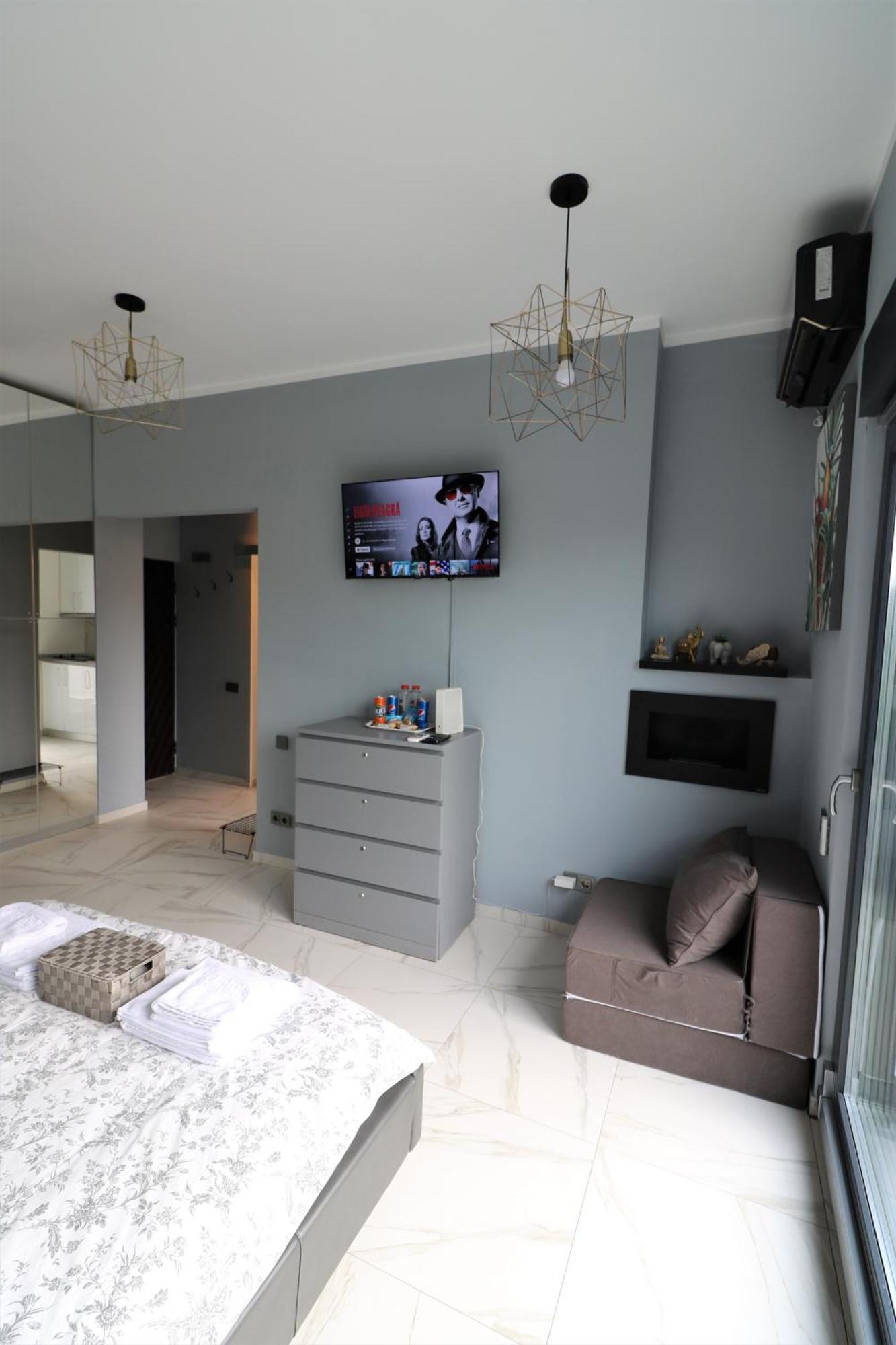 Deluxe Skyline Retreat - Old Town Apartment Bucharest