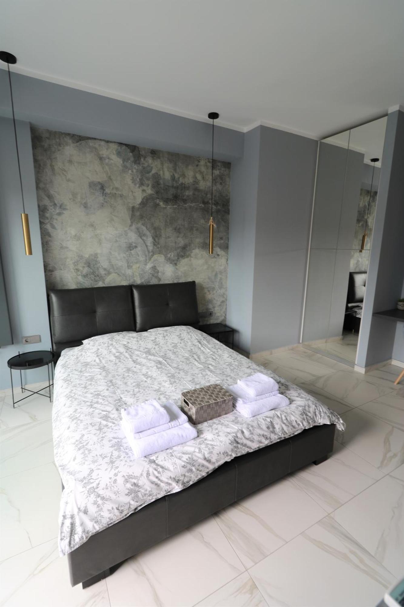 Deluxe Skyline Retreat - Old Town Apartment Bucharest
