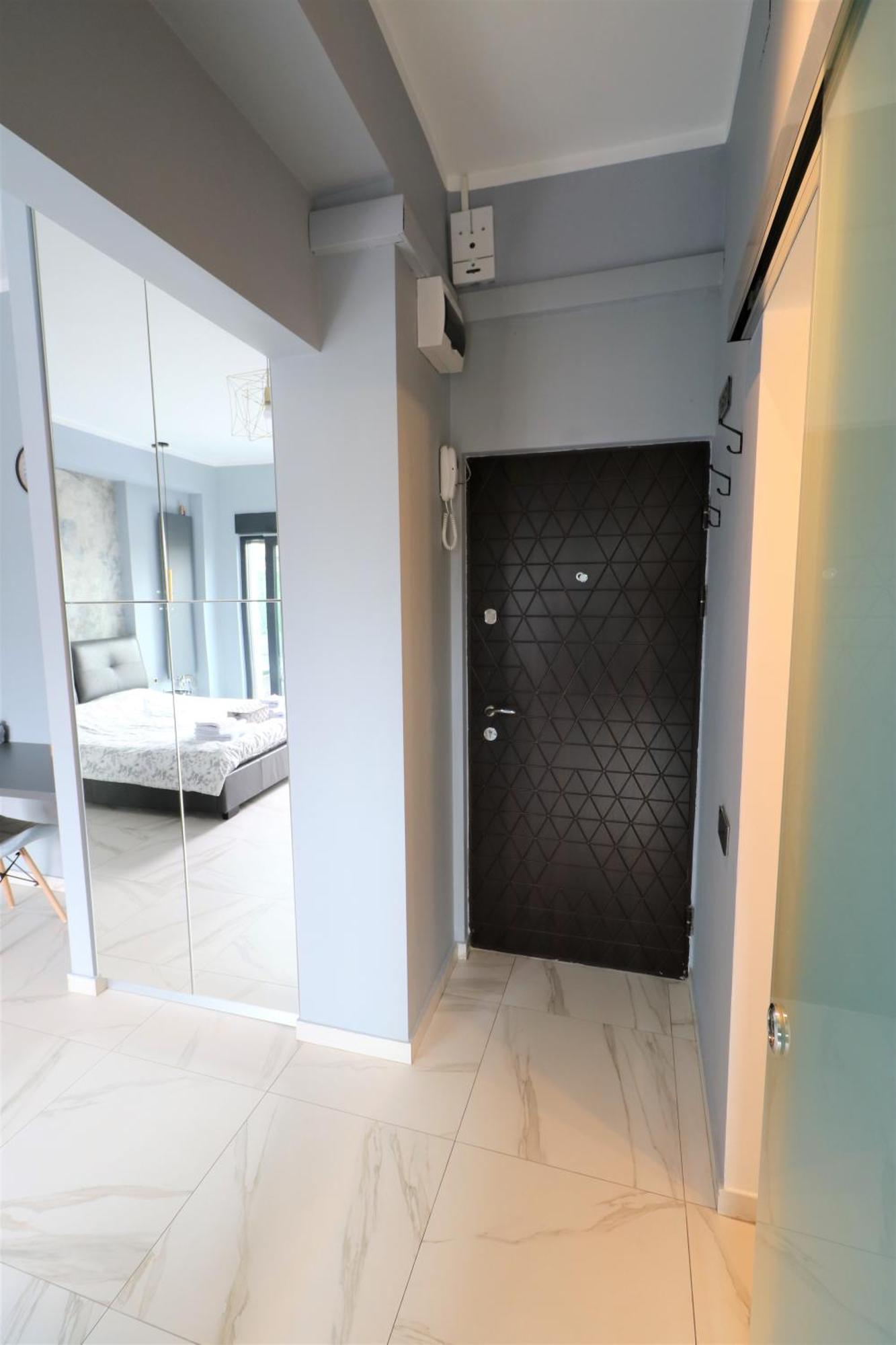 Deluxe Skyline Retreat - Old Town Apartment *