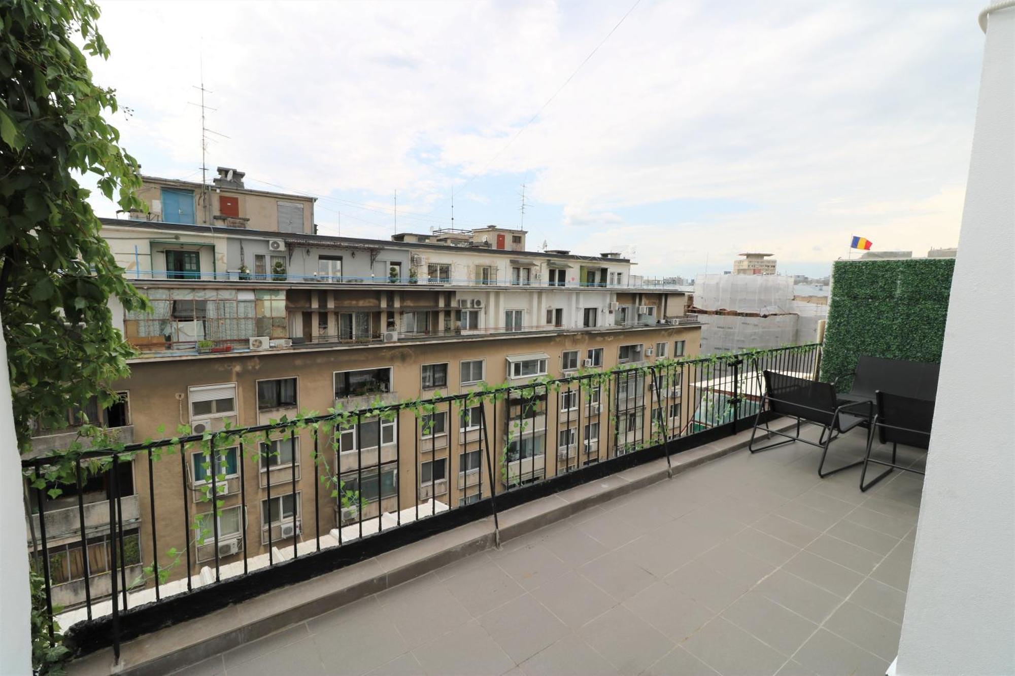 Deluxe Skyline Retreat - Old Town Apartament