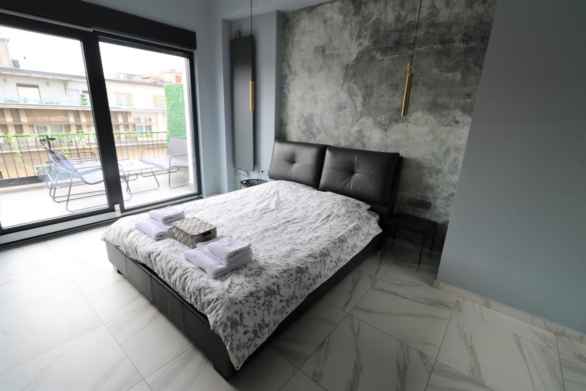 Apartment Deluxe Skyline Retreat - Old Town