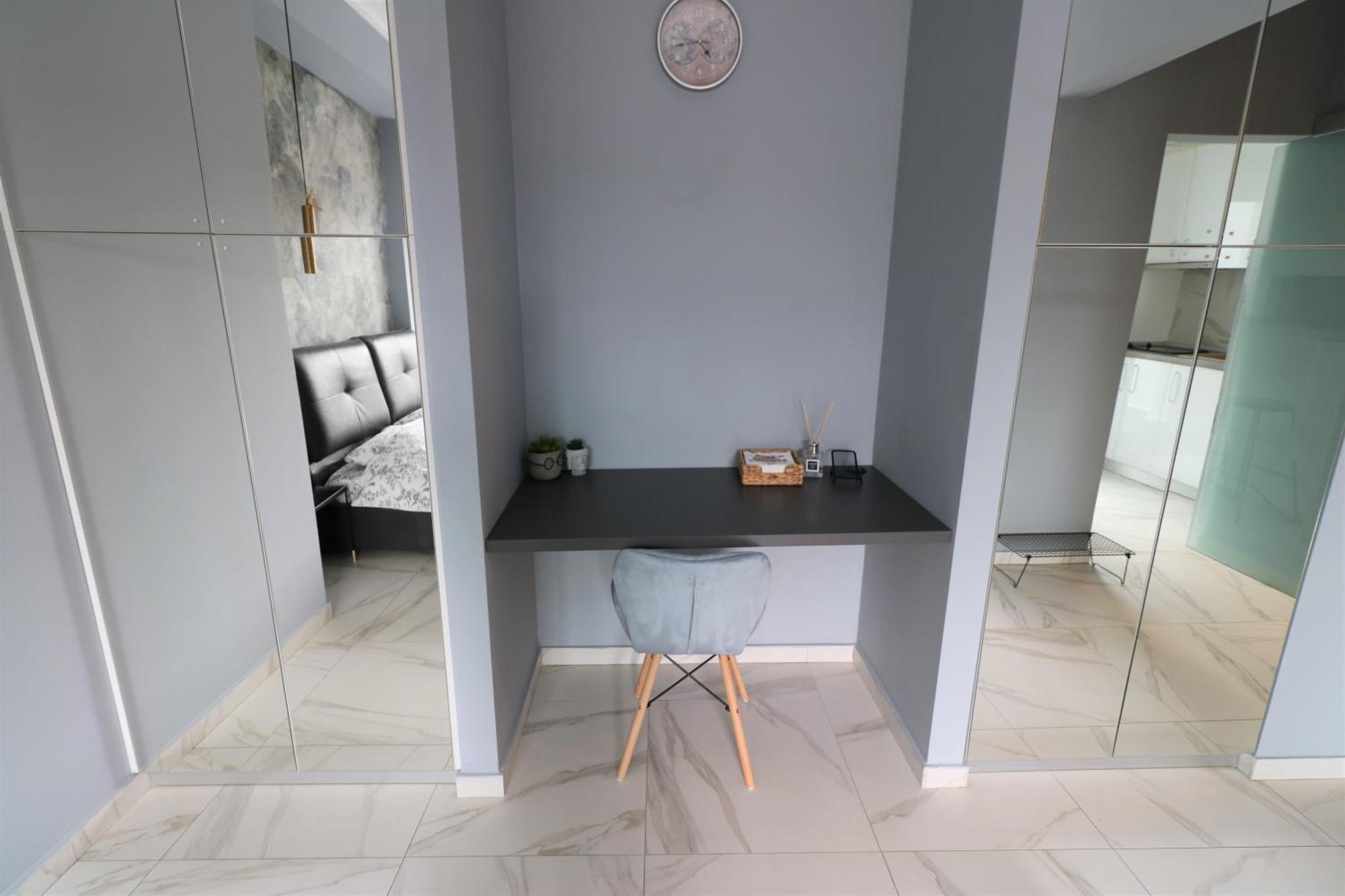 Deluxe Skyline Retreat - Old Town Apartment Bucharest
