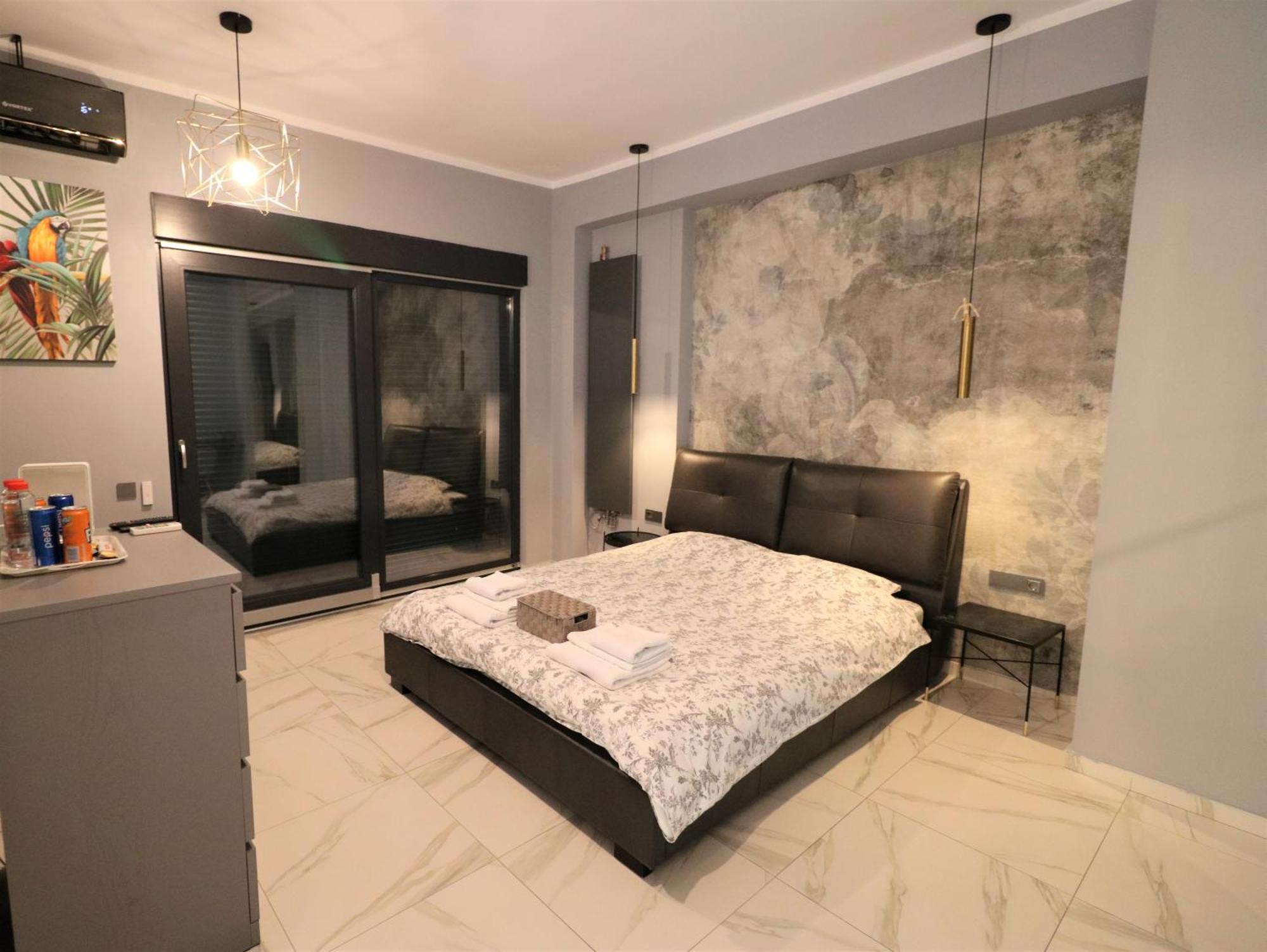 Deluxe Skyline Retreat - Old Town