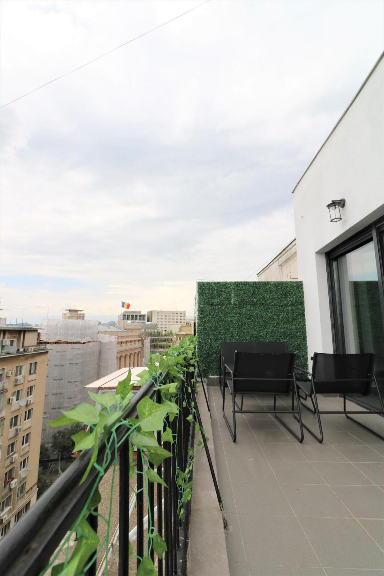 Deluxe Skyline Retreat - Old Town Apartment *