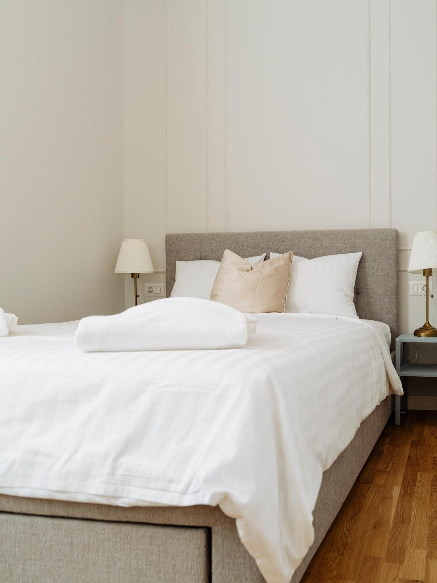 Bright 2br Flat - Palace Hall - Charming Balcony *