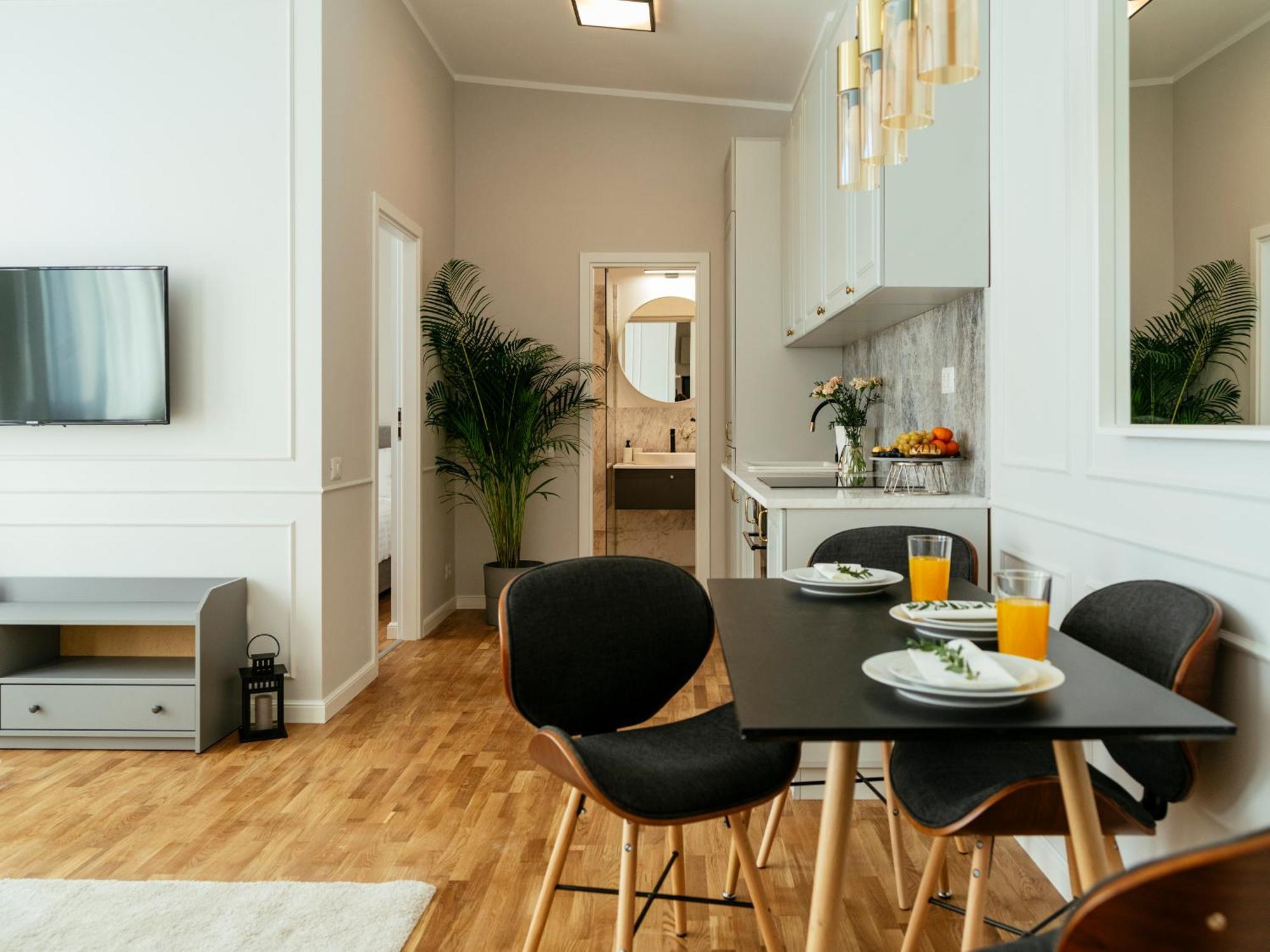 Bright 2br Flat - Palace Hall - Charming Balcony Apartment *
