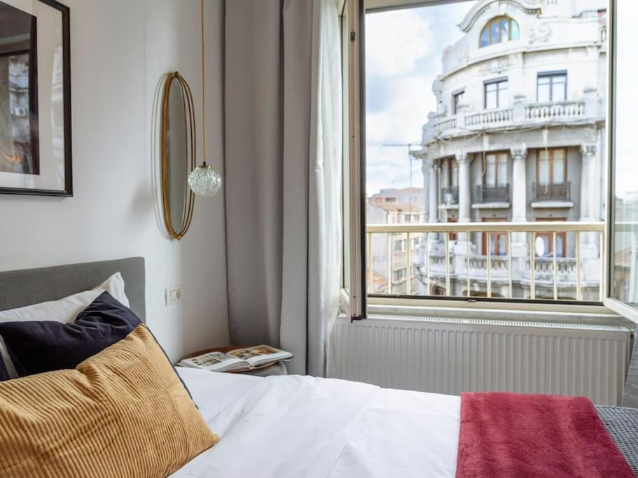 Amazing View Calea Victoriei Old Apartment Bucharest