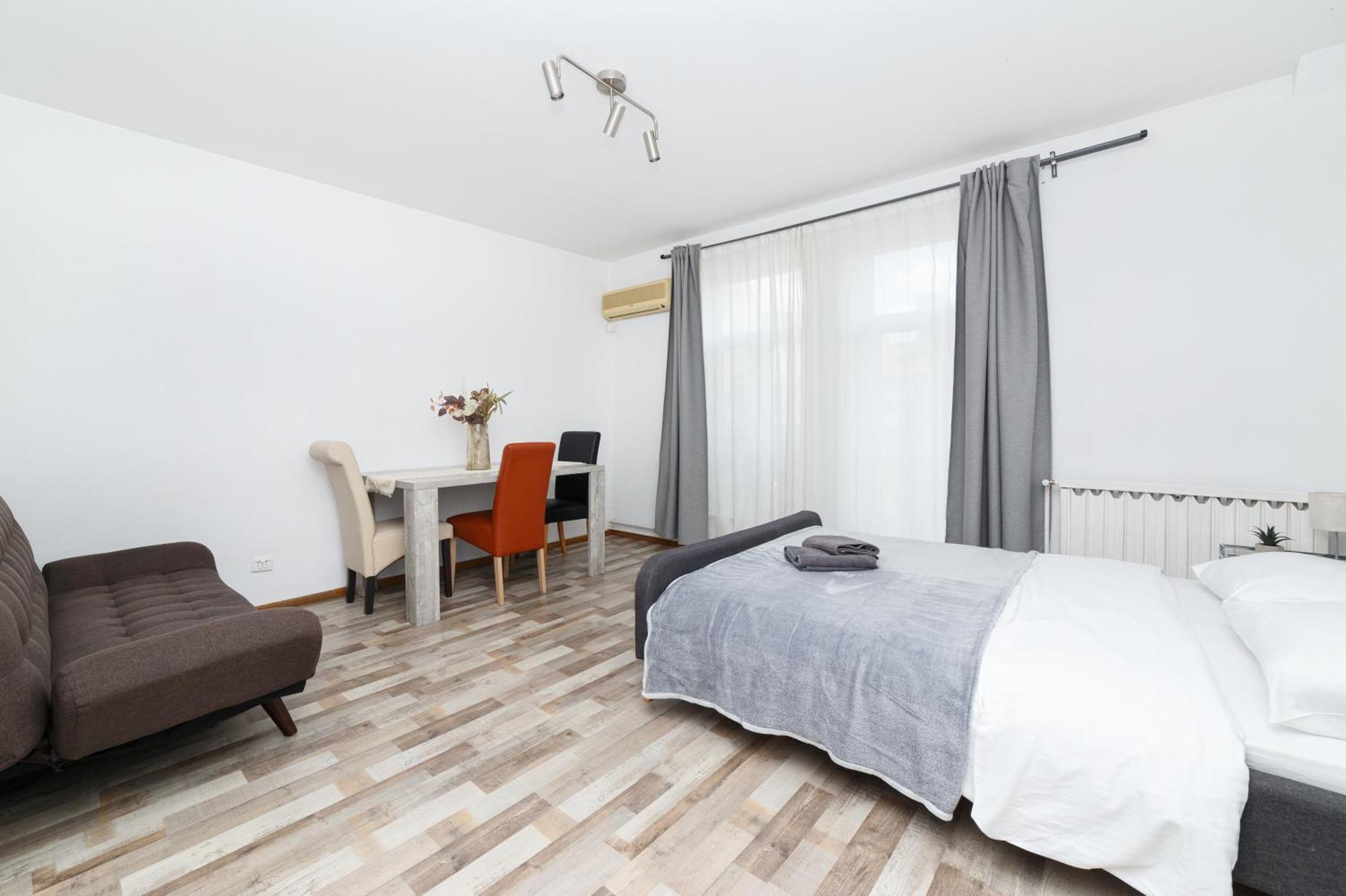 Color Blanari Street Apartment Bucharest