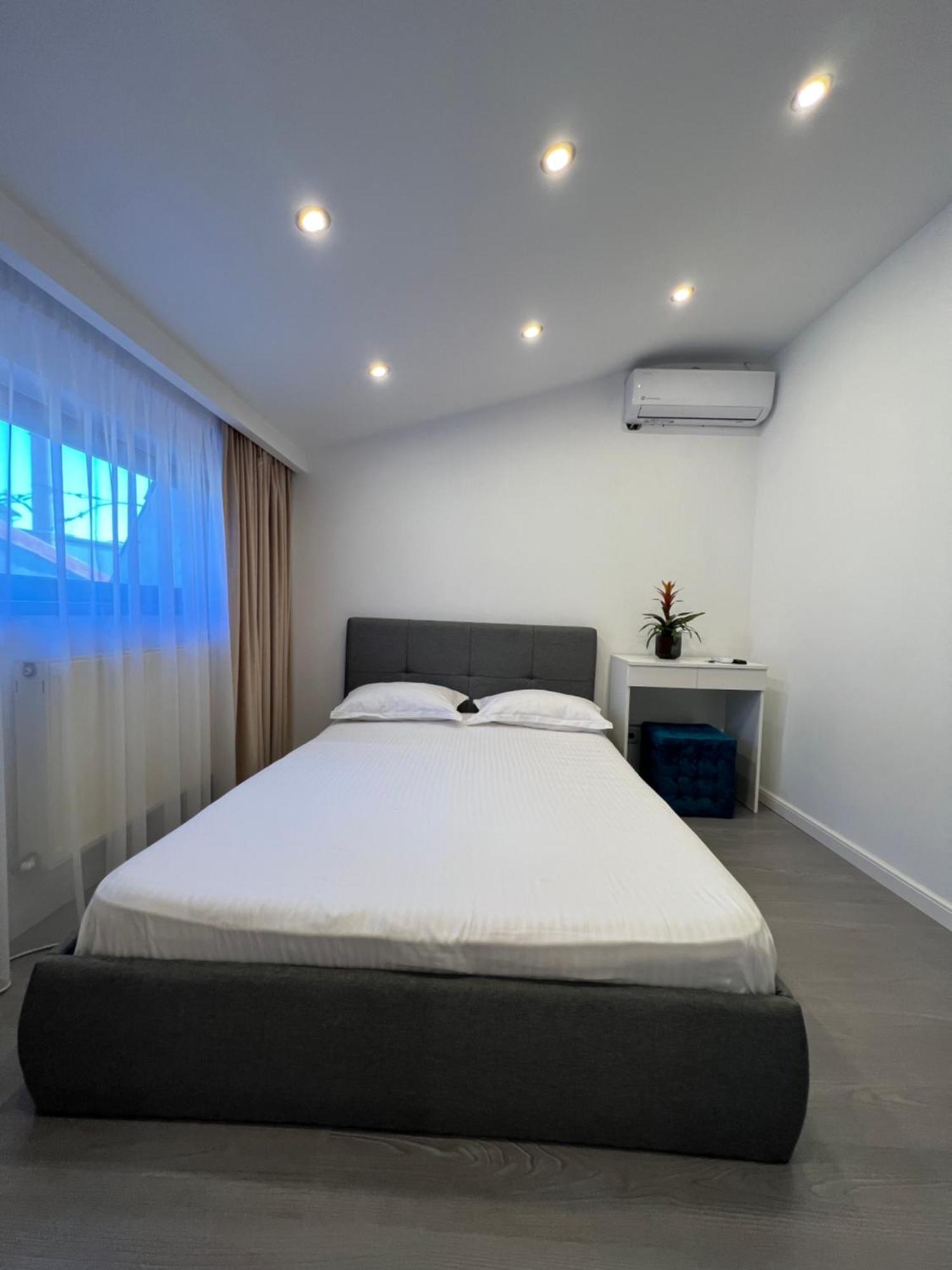 Center By Acme Rent