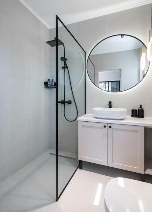 Charming - Netflix + Balcony Apartment Bucharest