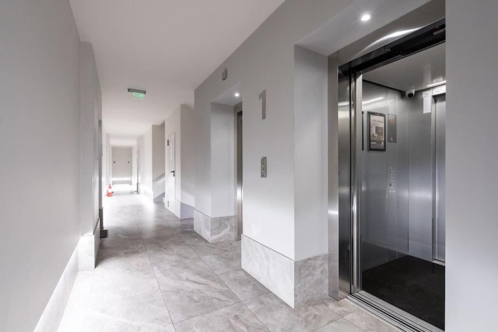 Greenwich I Double Studio With Private Parking Apartment