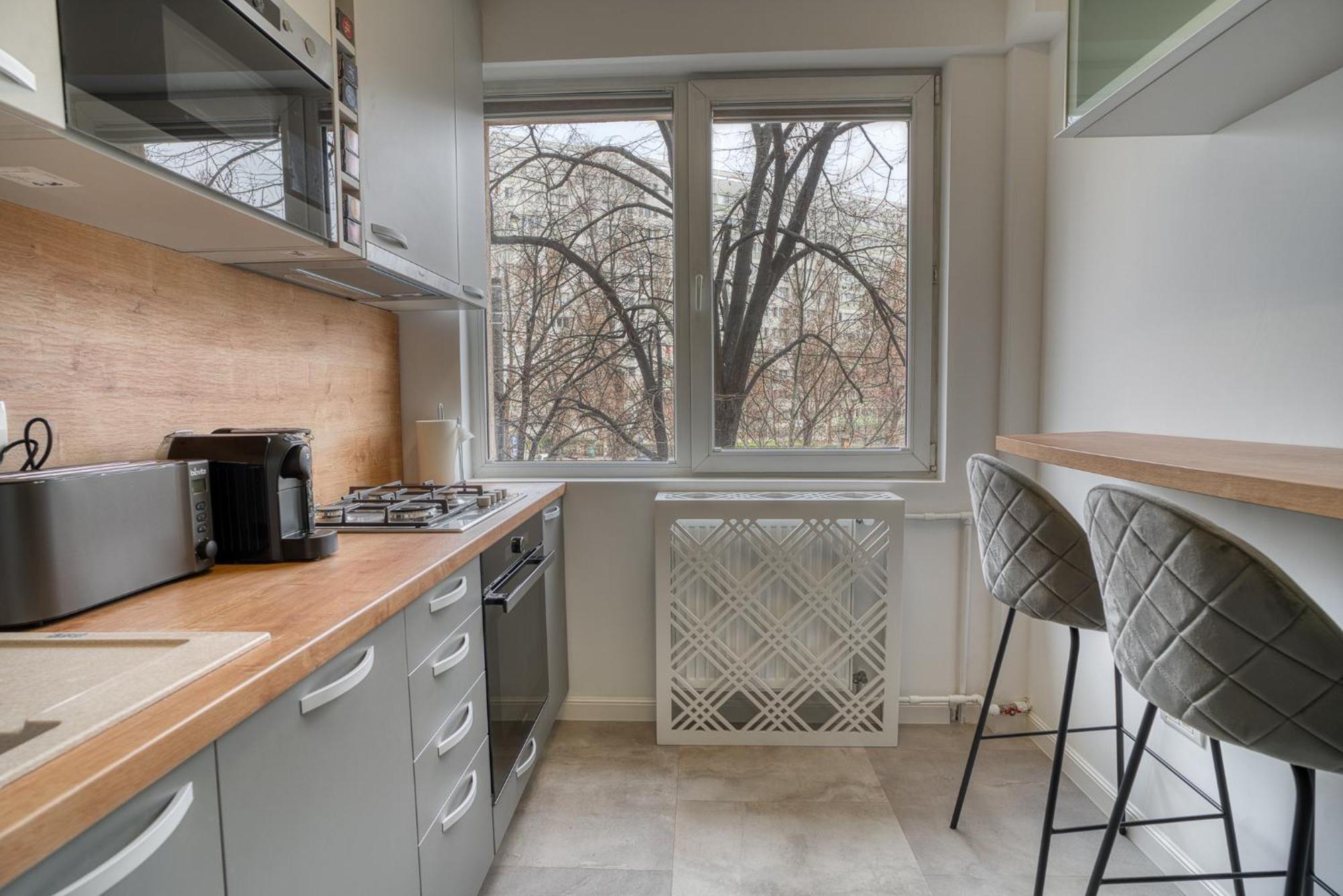 Chic Retreat: Newly Renovated 1br Bucareste
