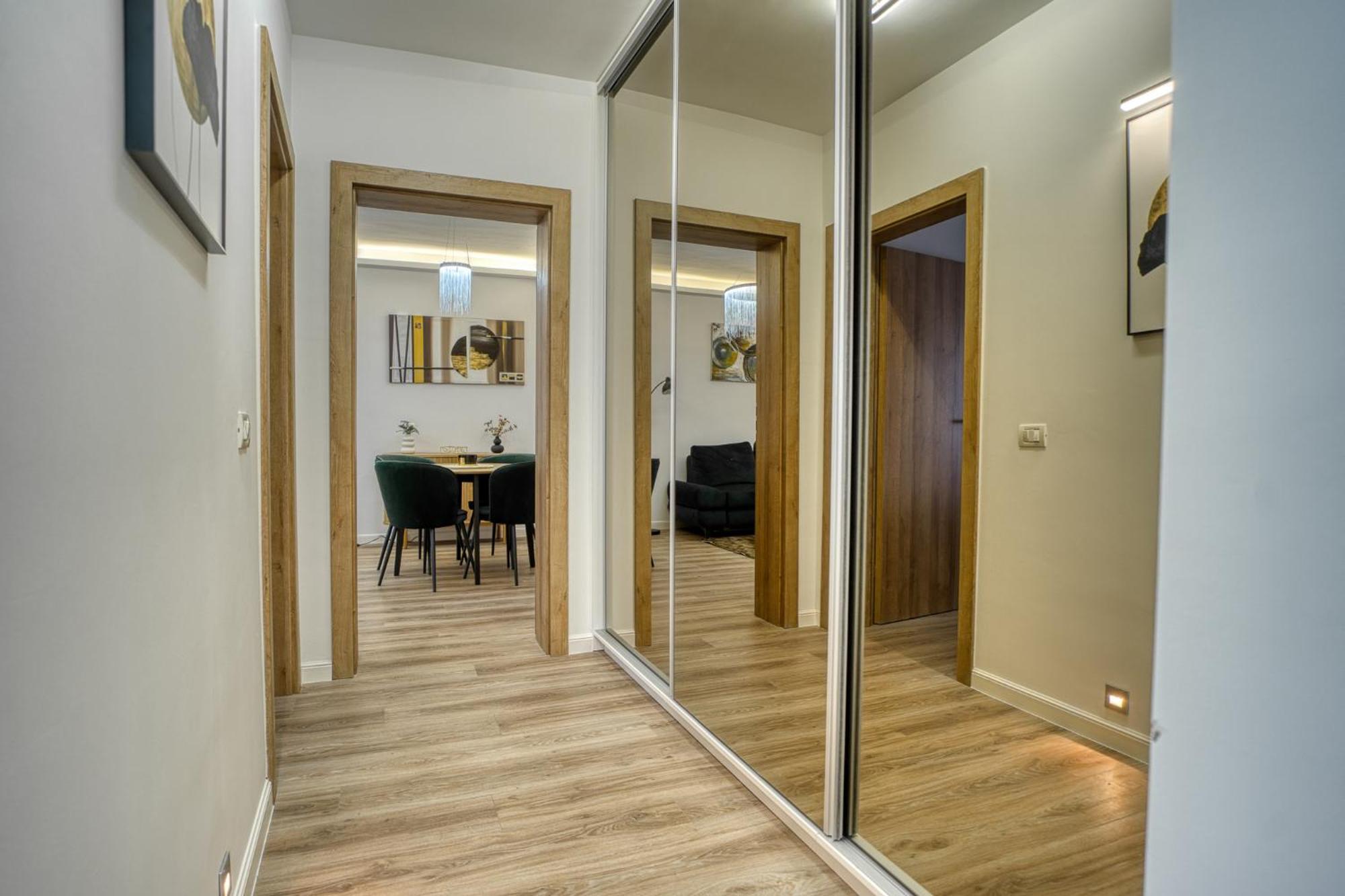 Chic Retreat: Newly Renovated 1br Bucareste