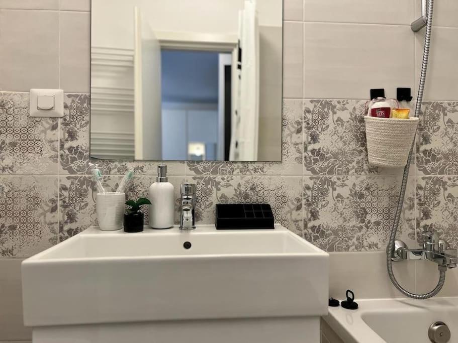 Modern Fully Equipped Studio -central- Carol Park Apartment