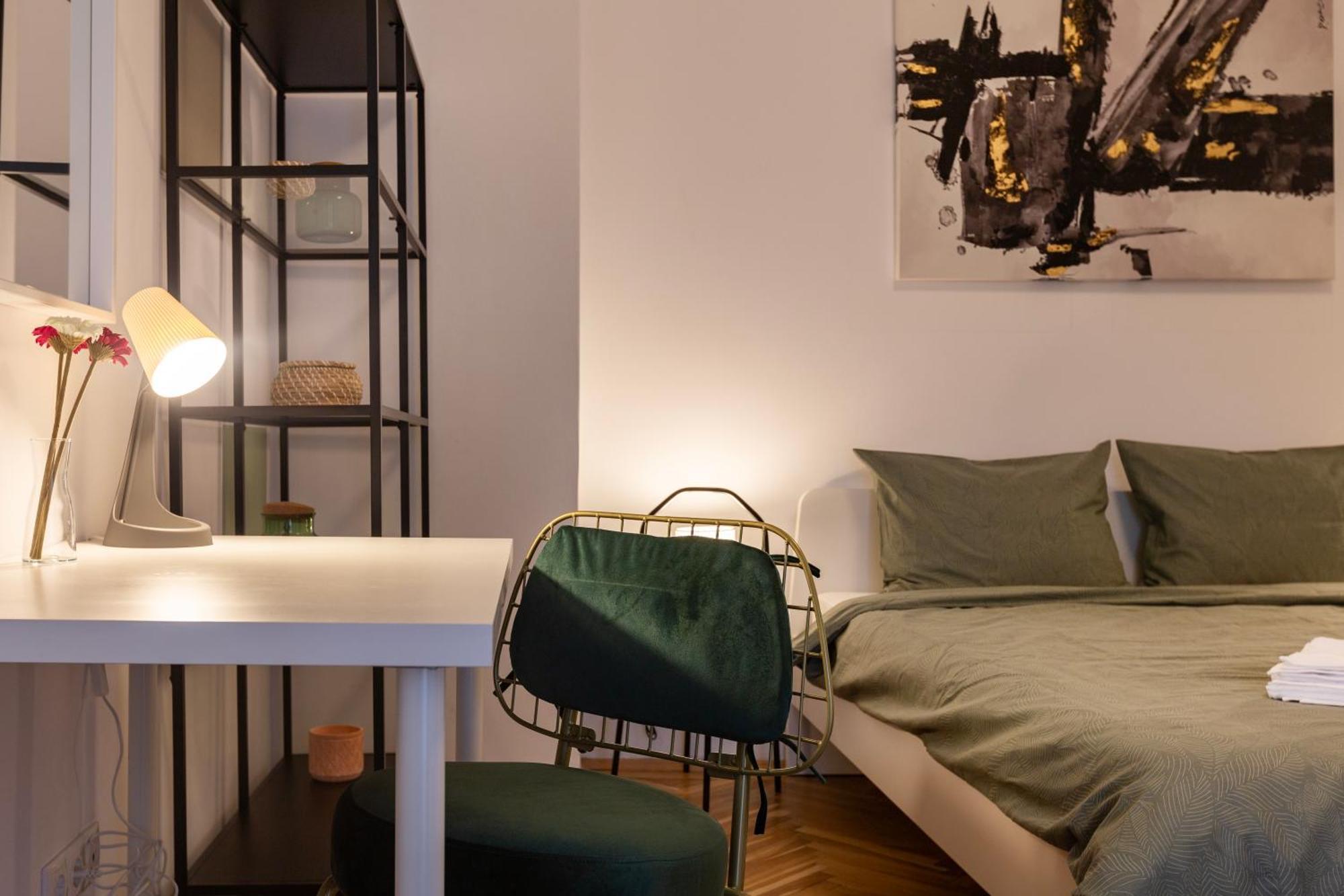 Ultracentral Hong Kong 3 Bdrm *