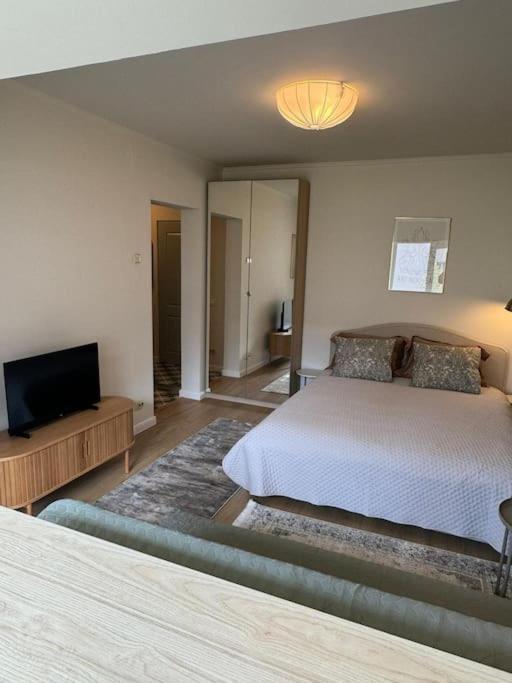 Luxury Near Square Apartament