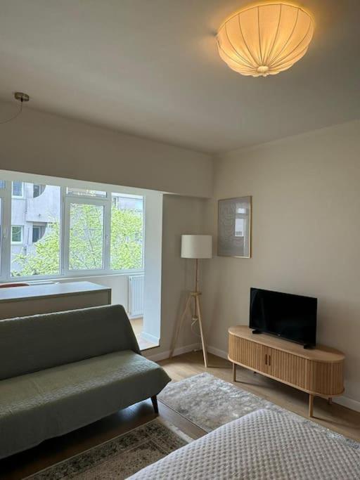 Luxury Near Square Apartament *