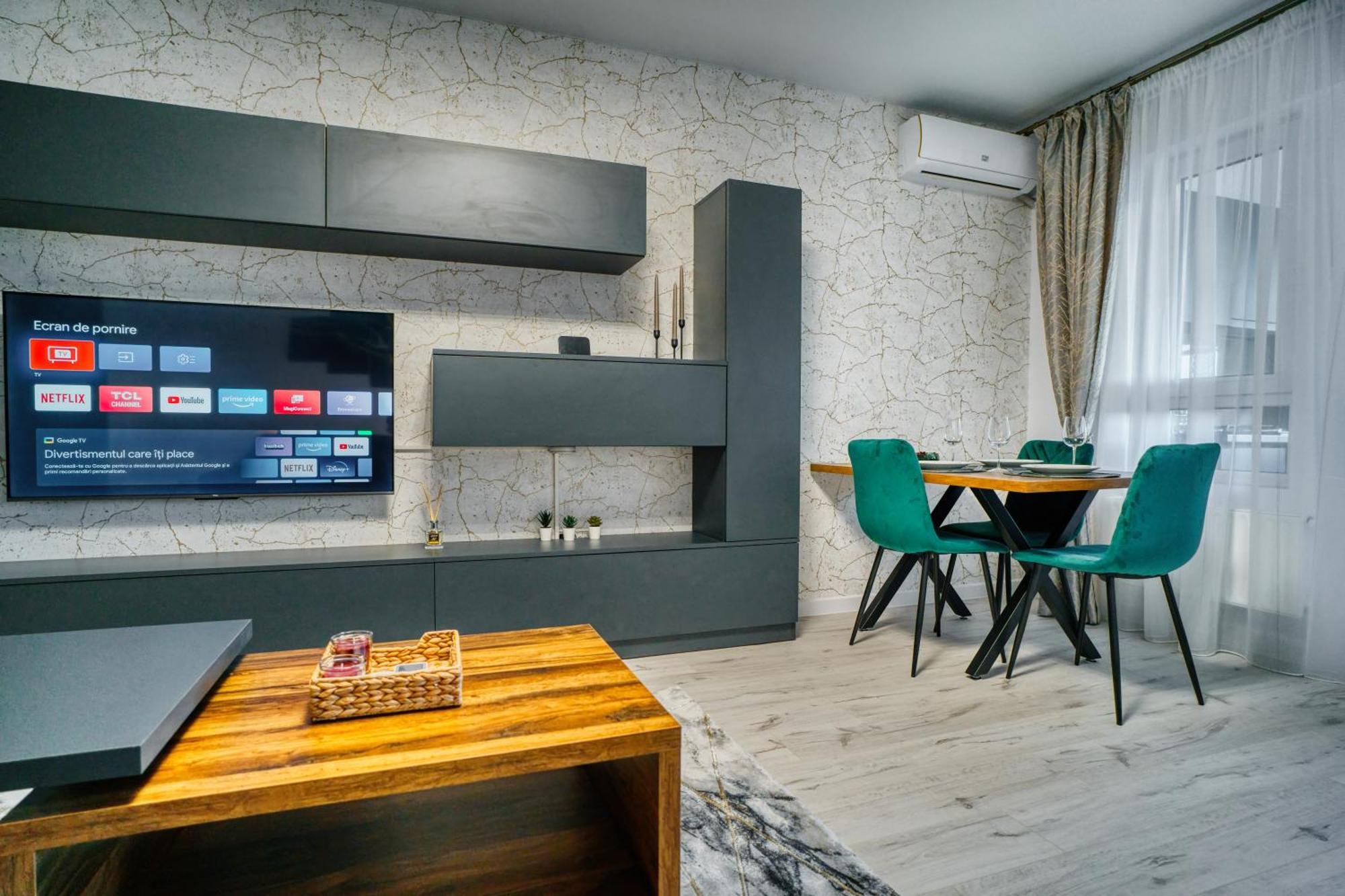 Stylish Hideaway Near Center *