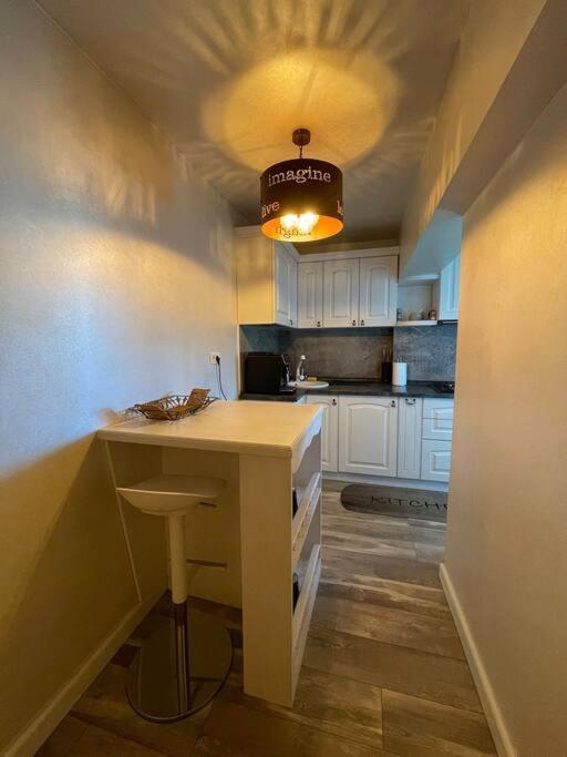 Apartment Glow - Downtown Charm *